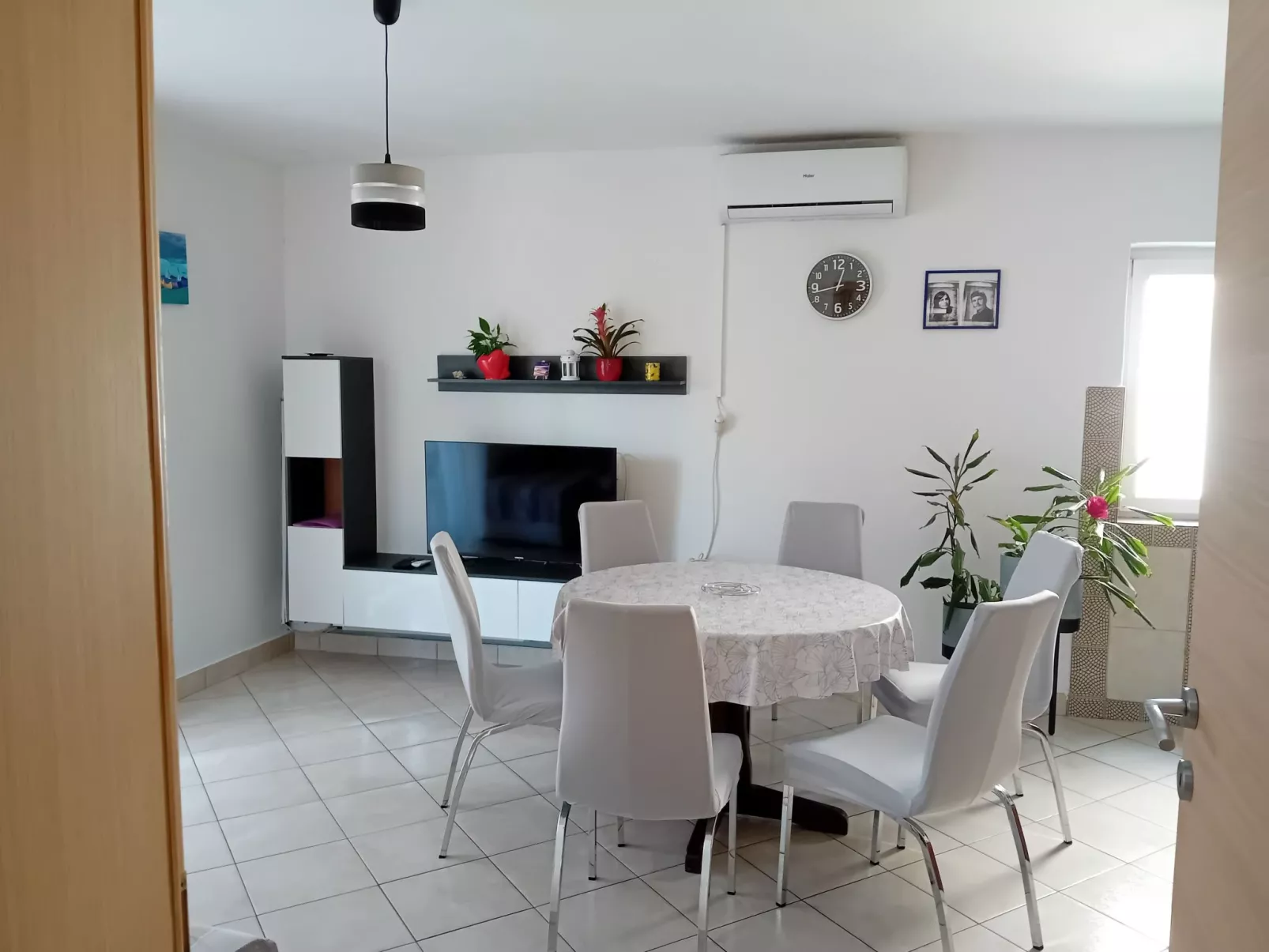 Delfa Pećarina-Inside