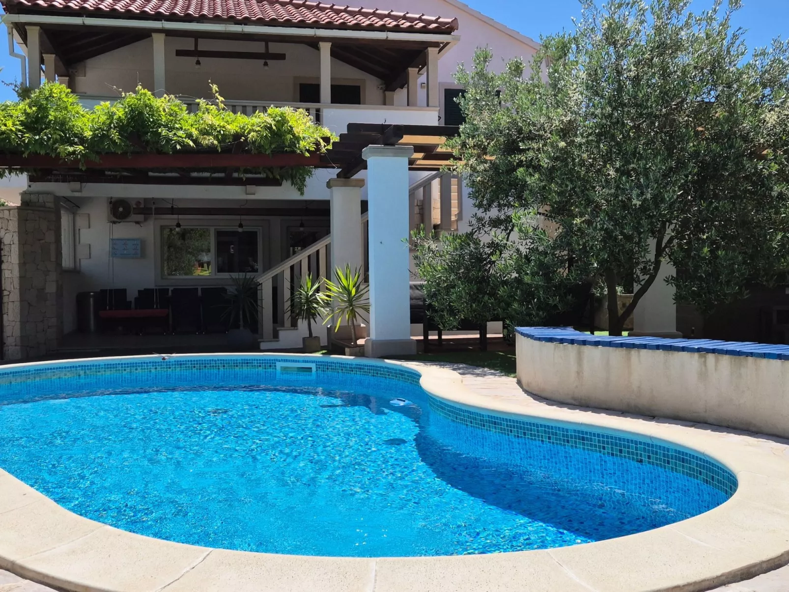 Komfortables Haus in Selca mit privatem Parkplatz-Draußen