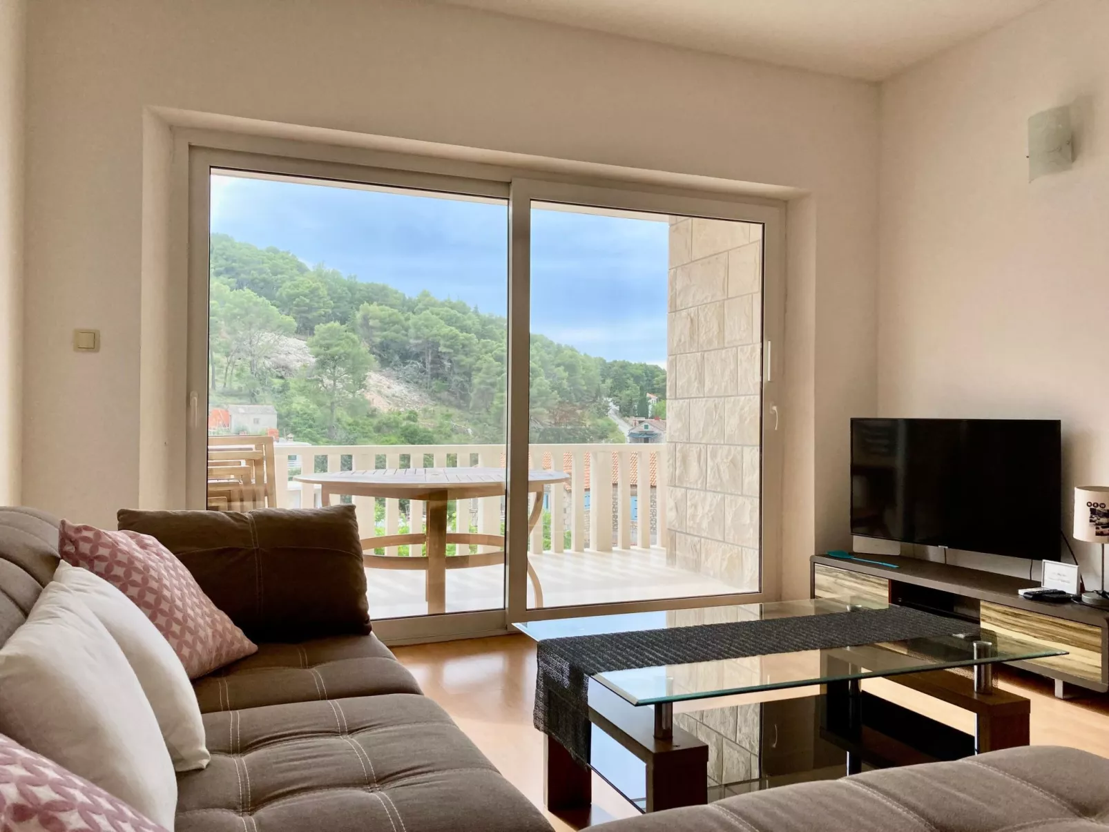 In Povlja mit gemeinschaftlichem Parkplatz-Dedans