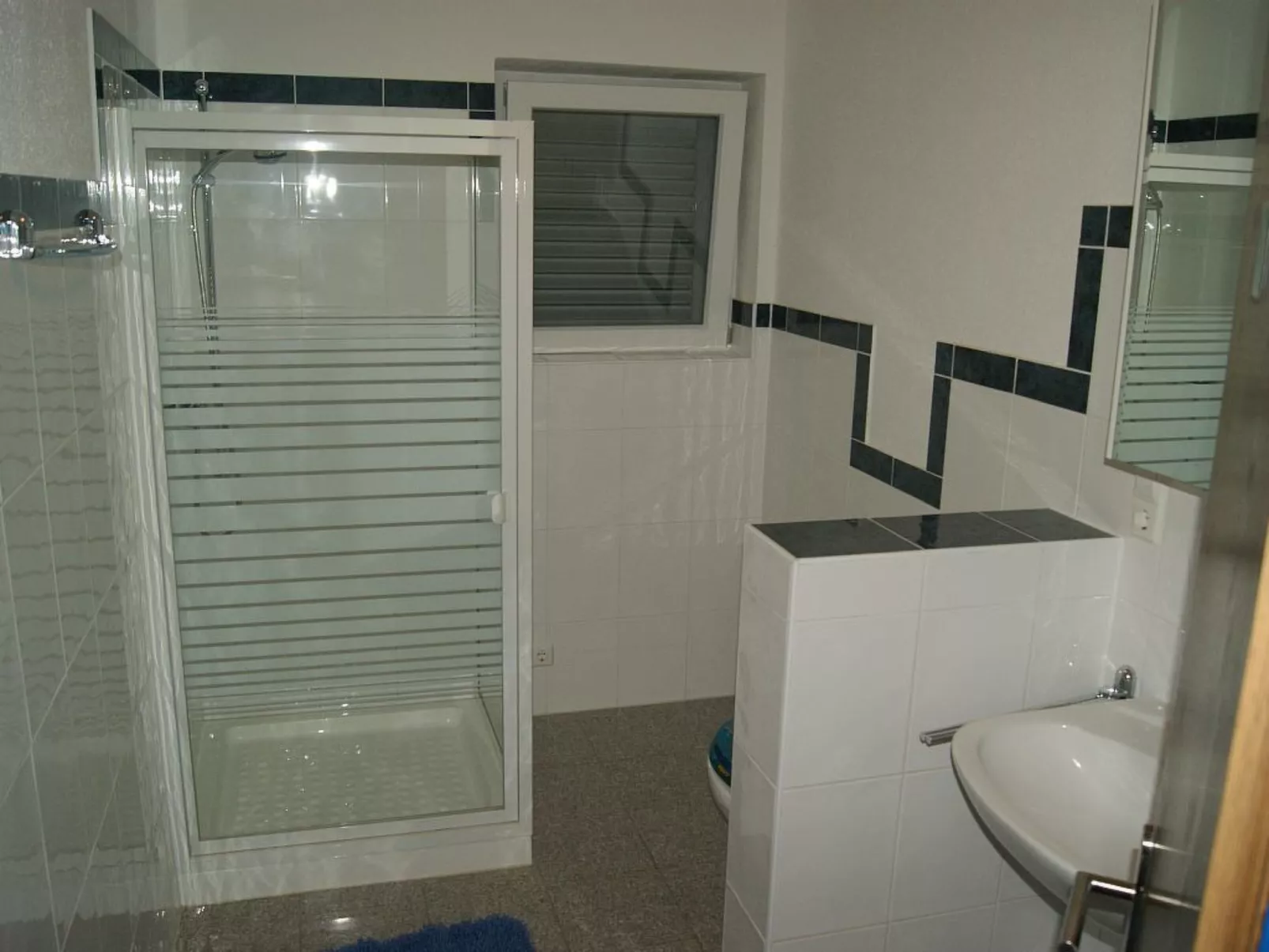 Für sechs Personen mit Terrasse im Erdgeschoss gelegen-Inside