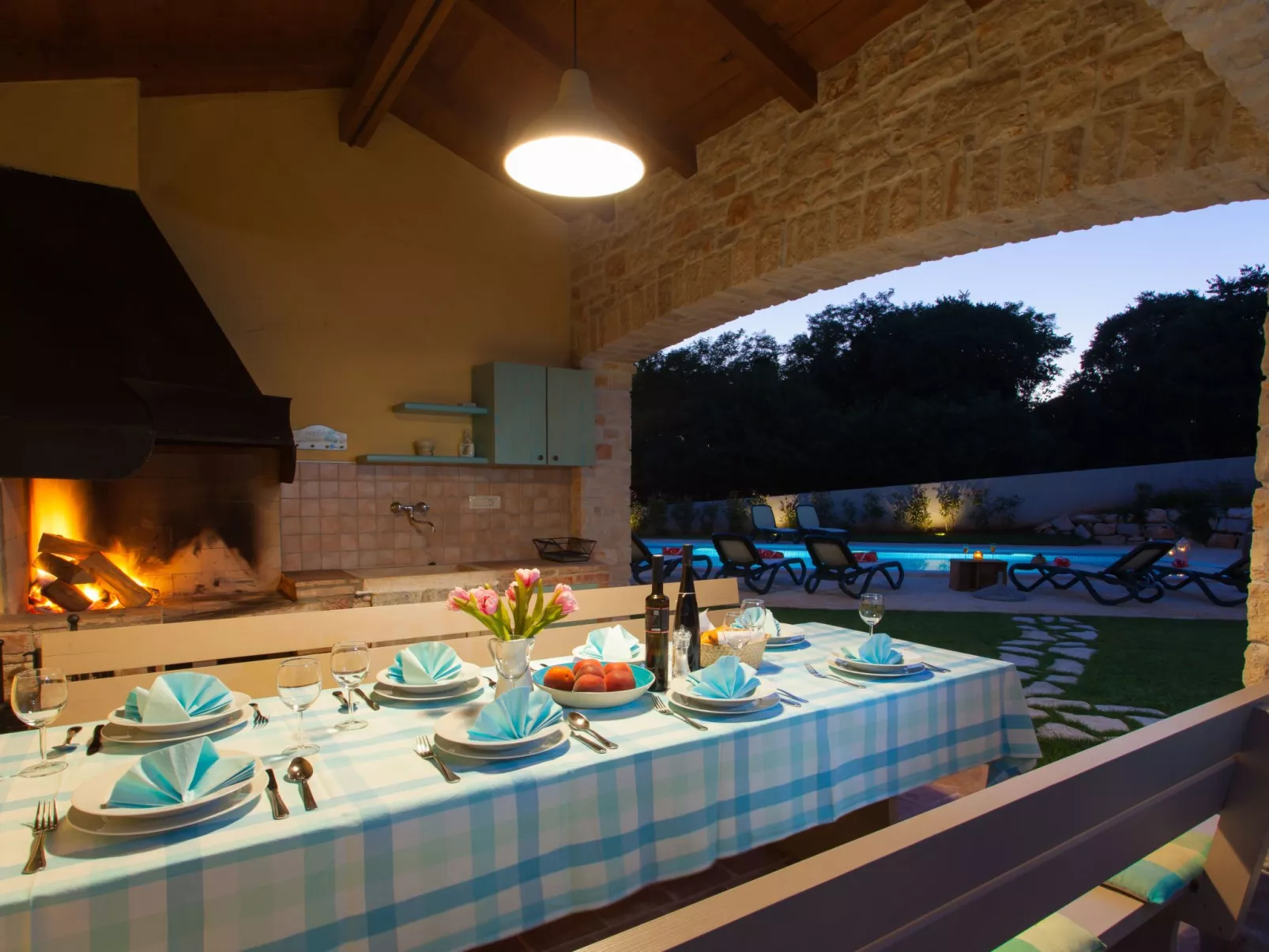 Villa mit Pool, Garten und Sommerküche-Outside