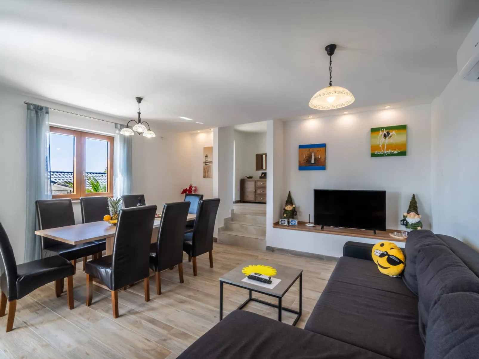 Elegantes Escape mit Pool und Panoramablick-Dedans