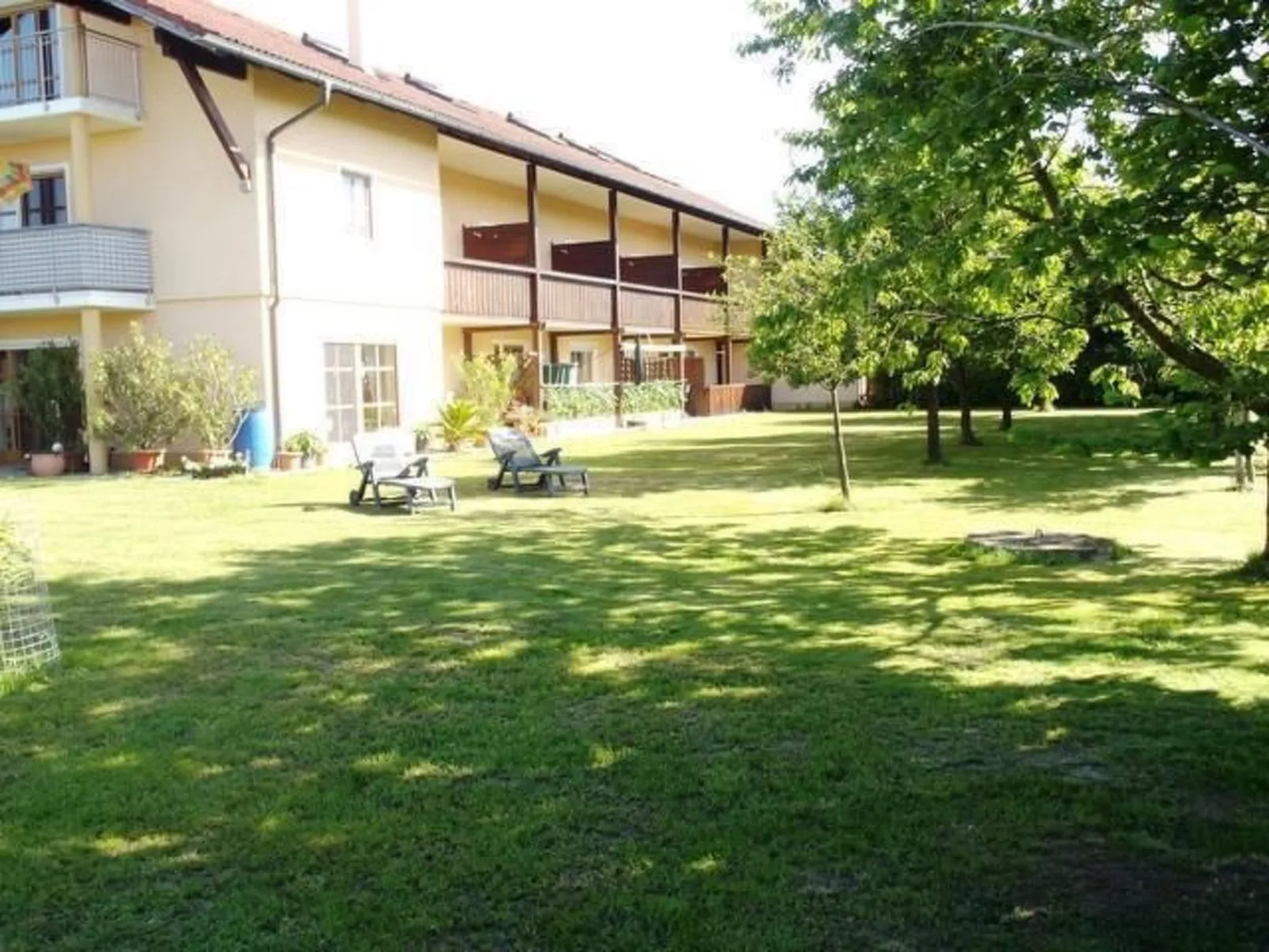 Appartementhaus mit Balkon und Gemeinschaftsgart - Outside