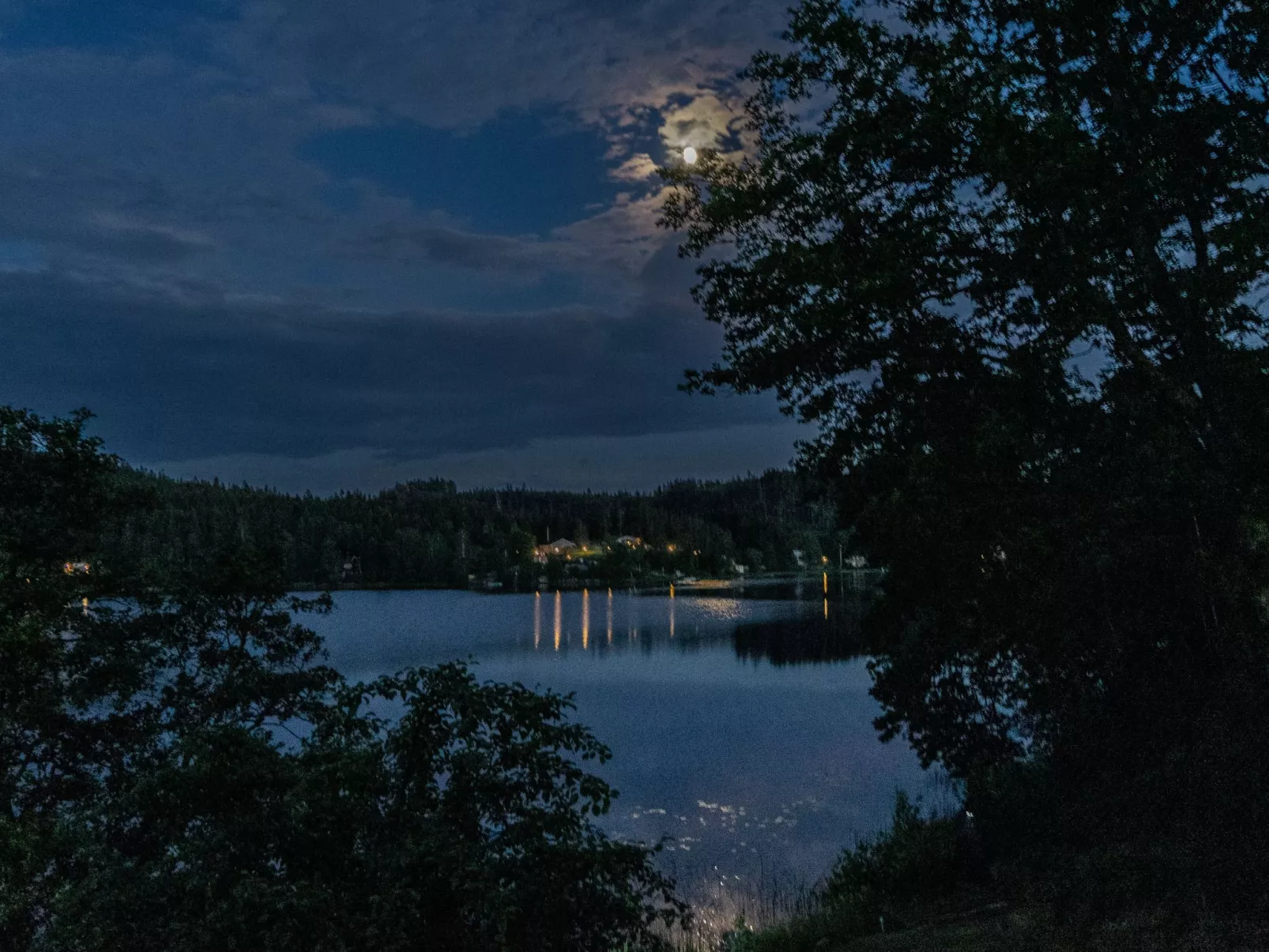 Schwedisches Glück, zwischen Wäldern und einem See-Outside