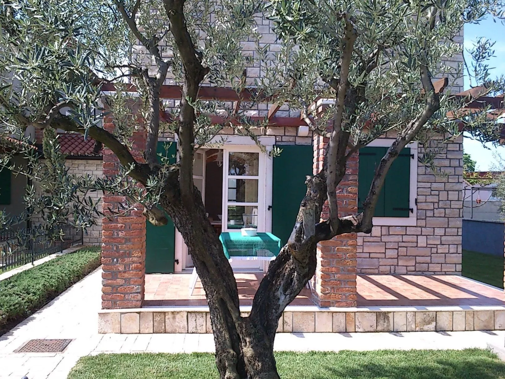 Großzügiges Ferienhaus mit Pool und Sonnenterrasse-Outside