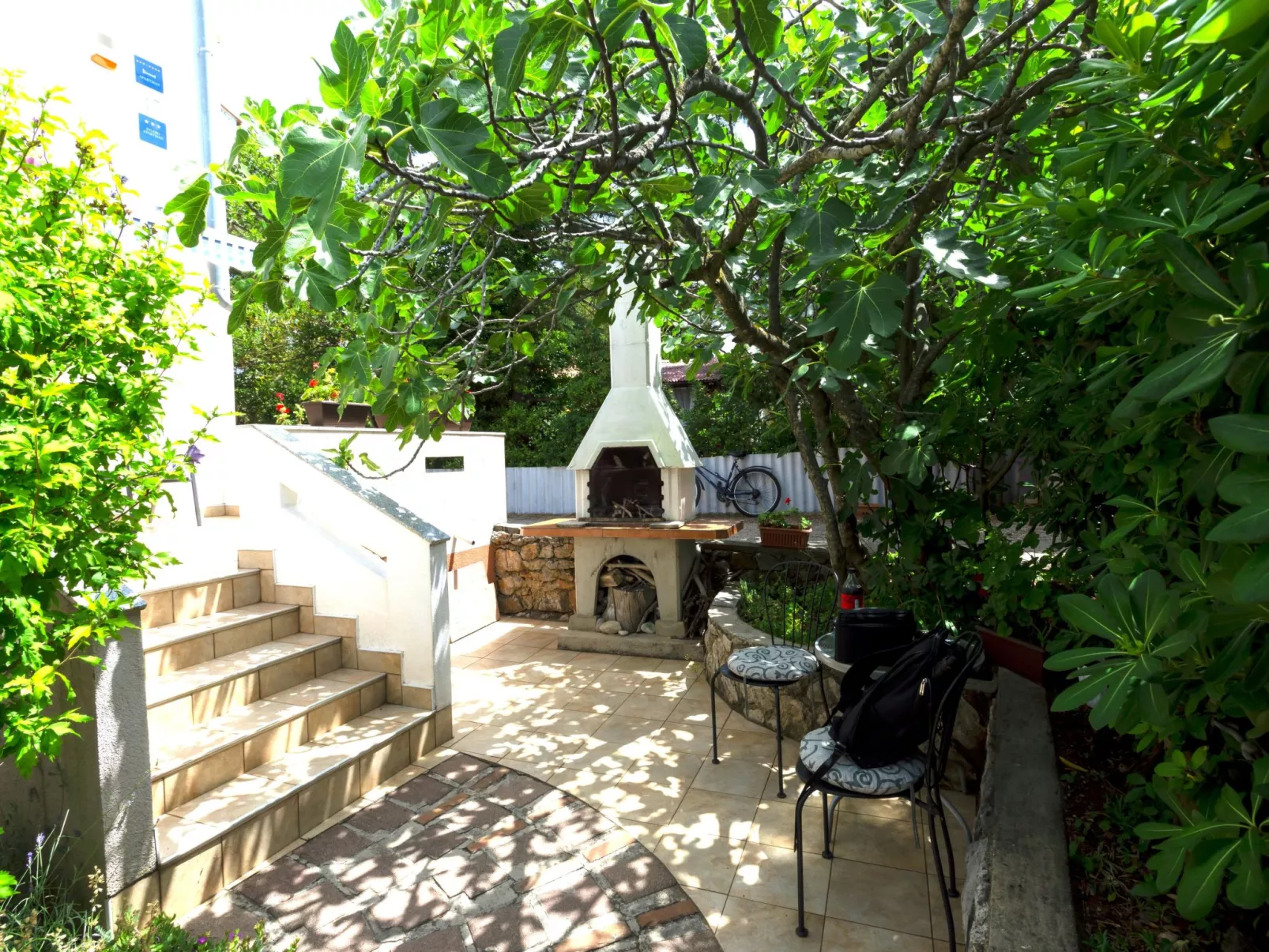 "Buka Calm II"-Draußen