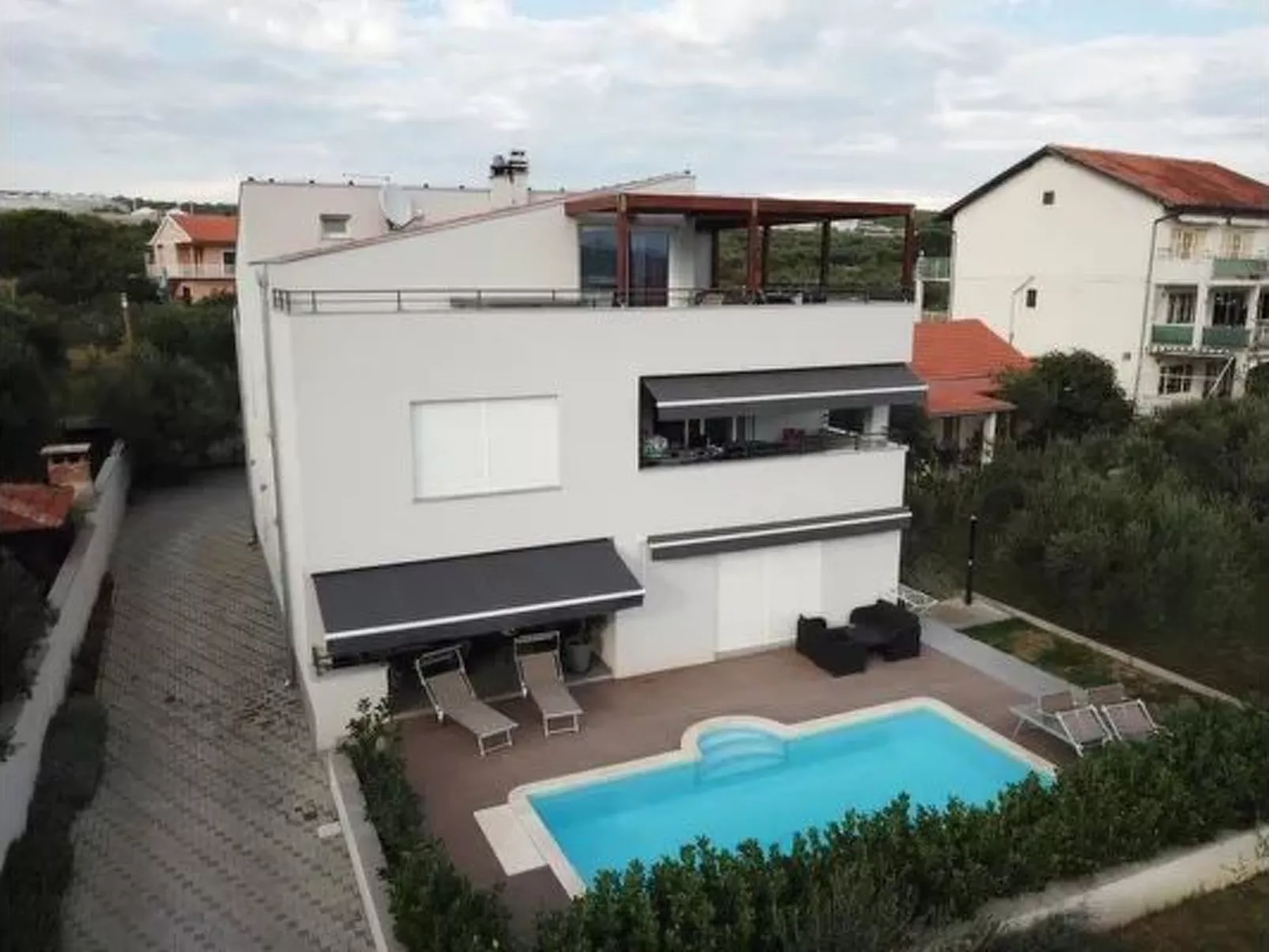 1 mit Schwimmbad und Garten-Outside