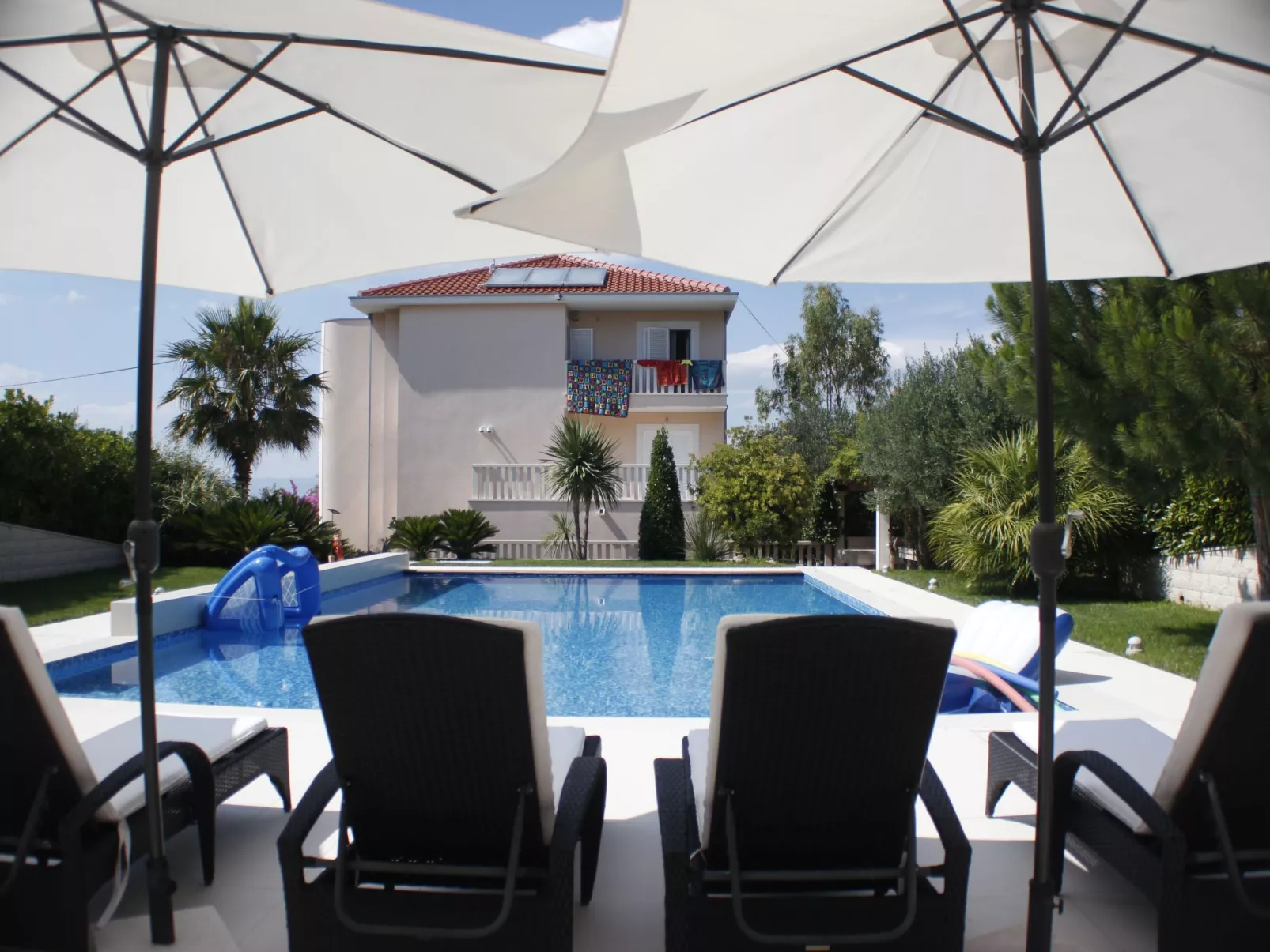 Große Ferienwohnung mit Pool, Garten und Terrasse-Outside