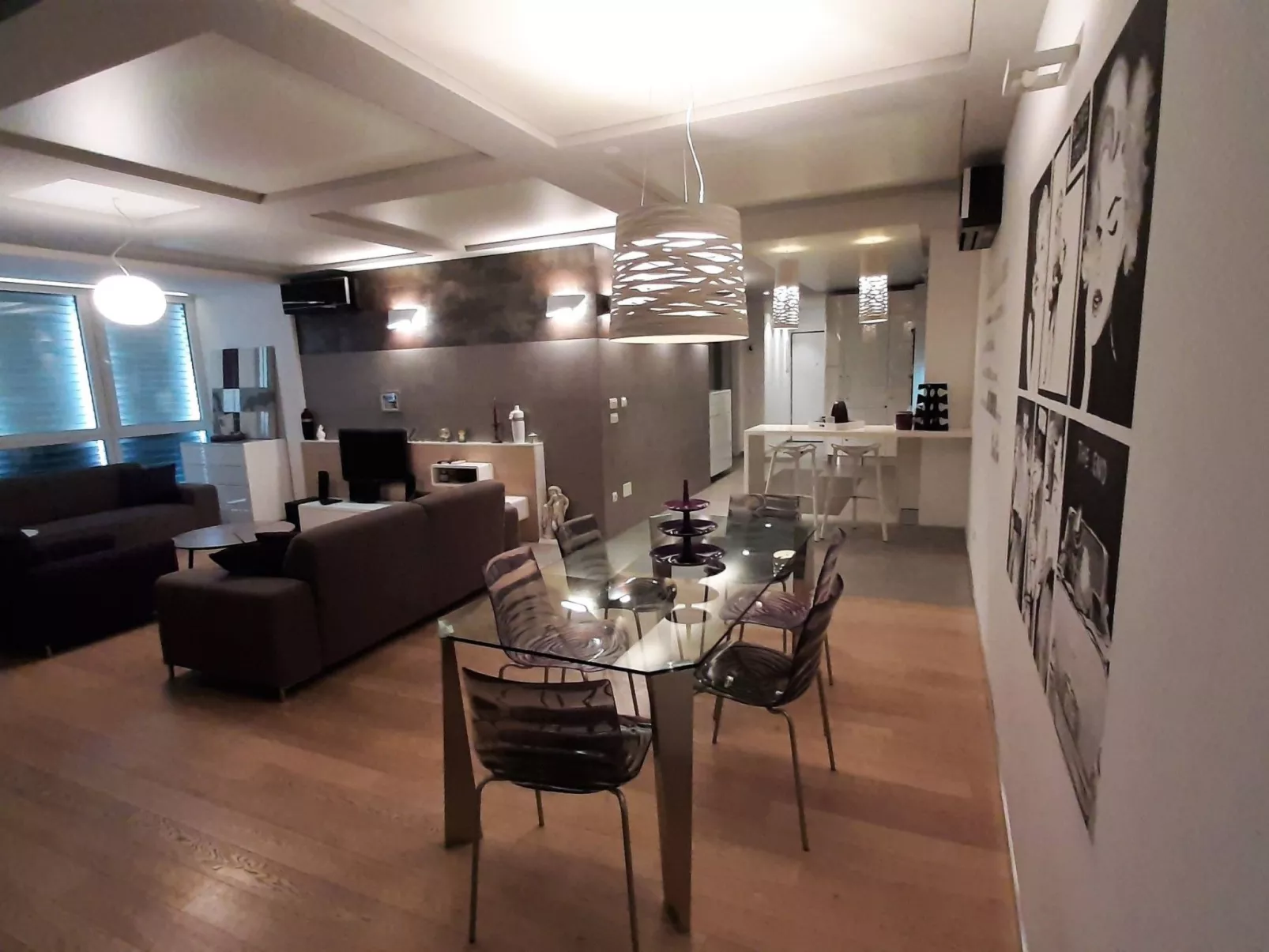 Stylisches Studio mit atemberaubendem Ausblick-Image-tags.info