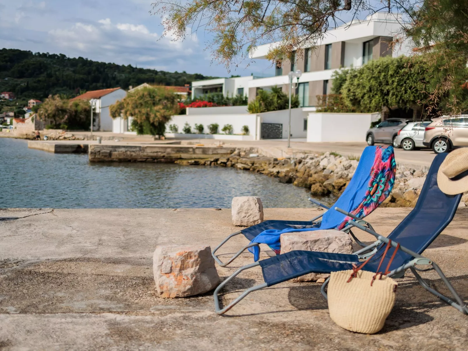 Traditionelles Steinhaus am Meer in Preko-Draußen
