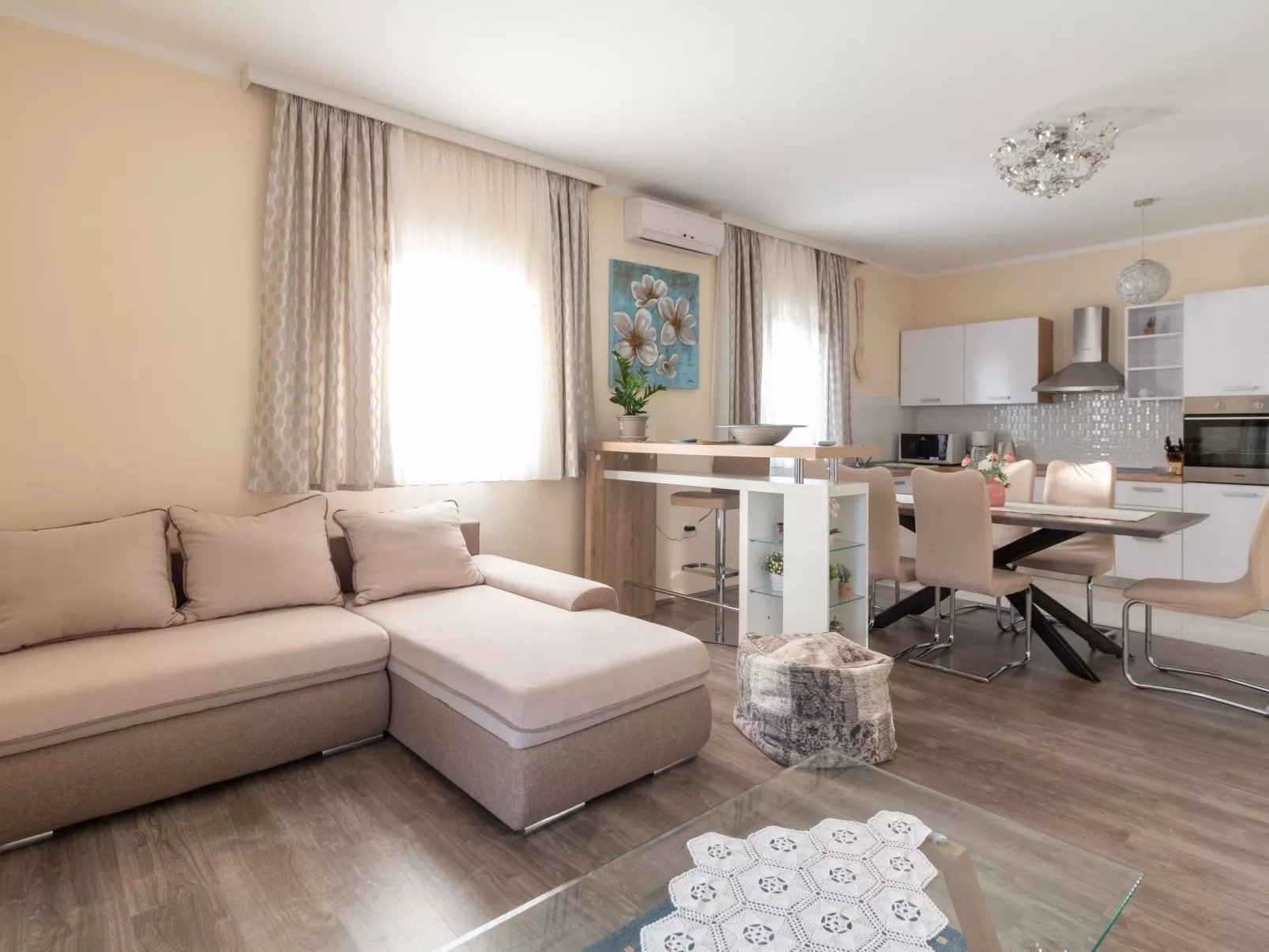 Villa mit Garten, Grill und Terrasse-Drinnen