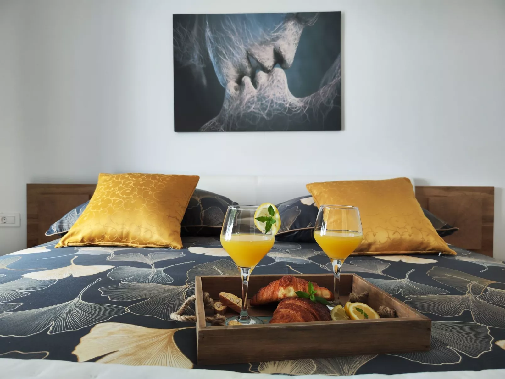 Mit Blick auf das Wasser-Drinnen