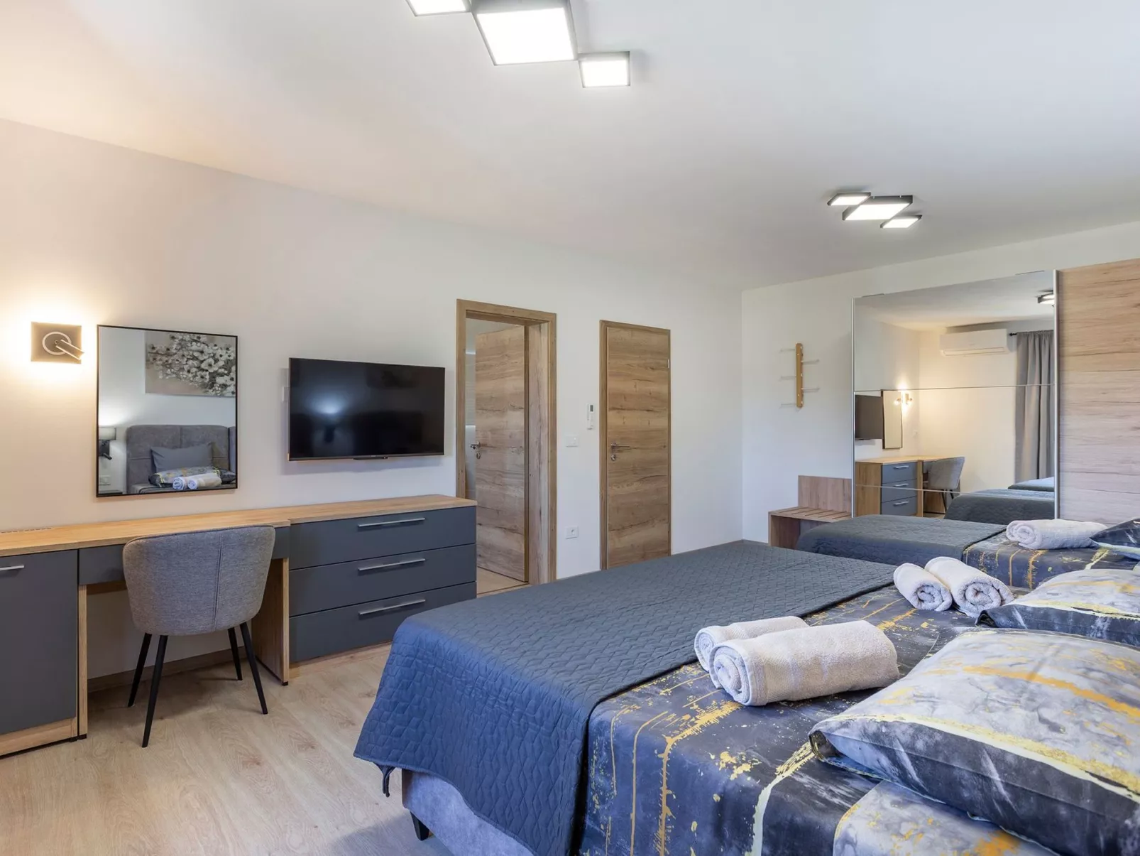 "Luxuriöse App. mit Pool"-Drinnen