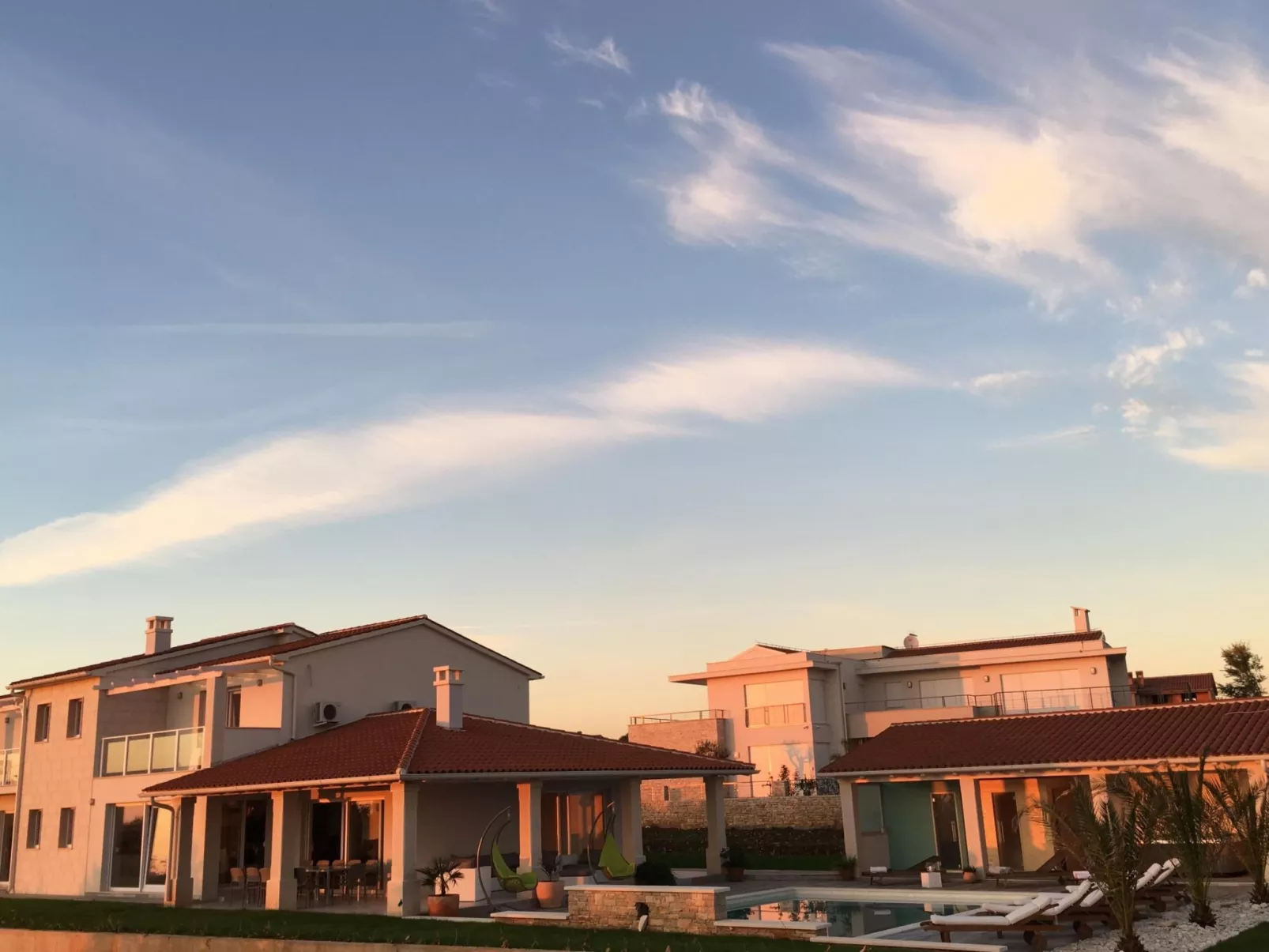 Elegante und komfortable Villa mit Salzwasserpool, Whirlpool und Sauna, umgeben-Outside