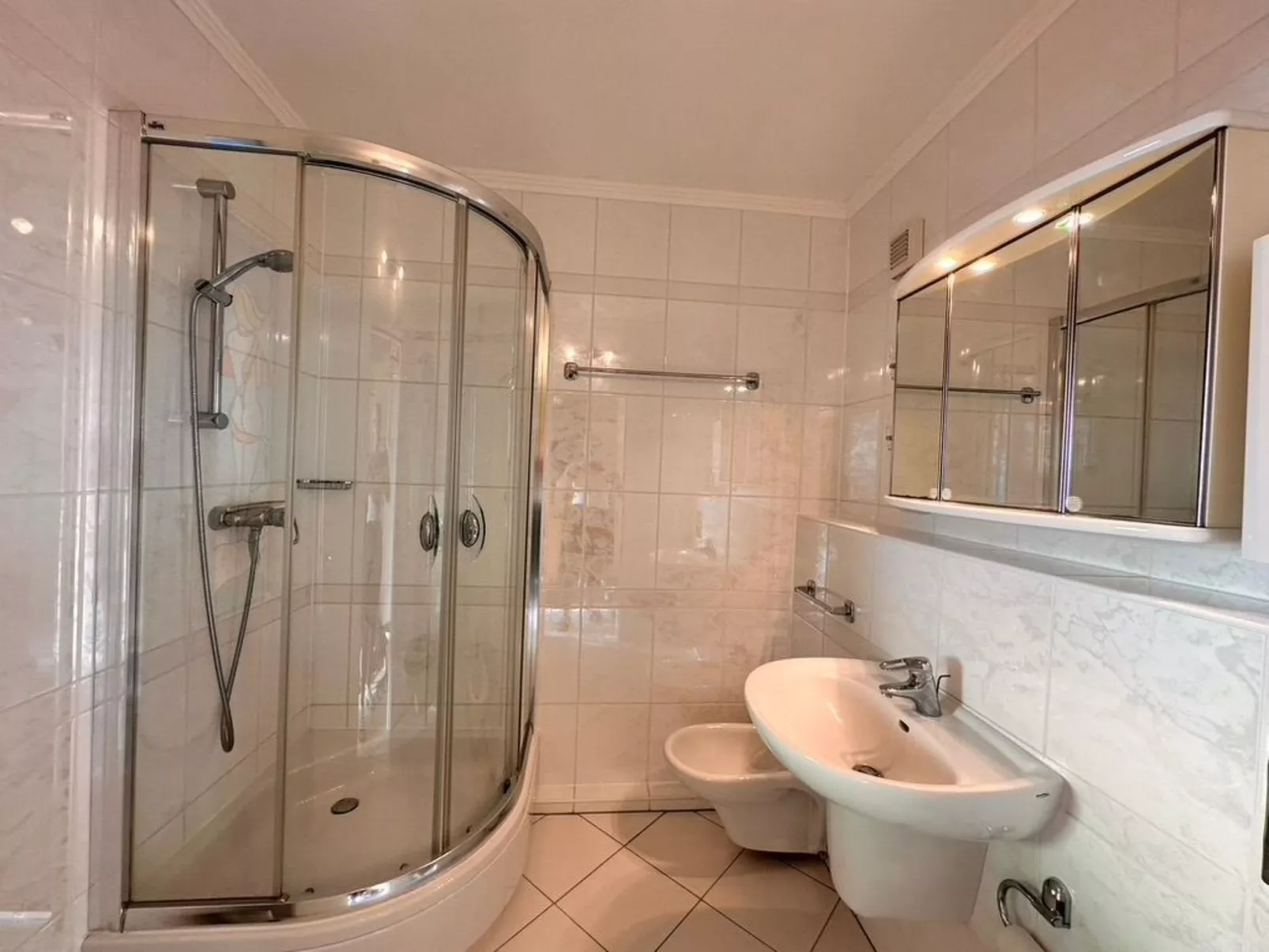 Südbalkon mit Meerblick-Drinnen