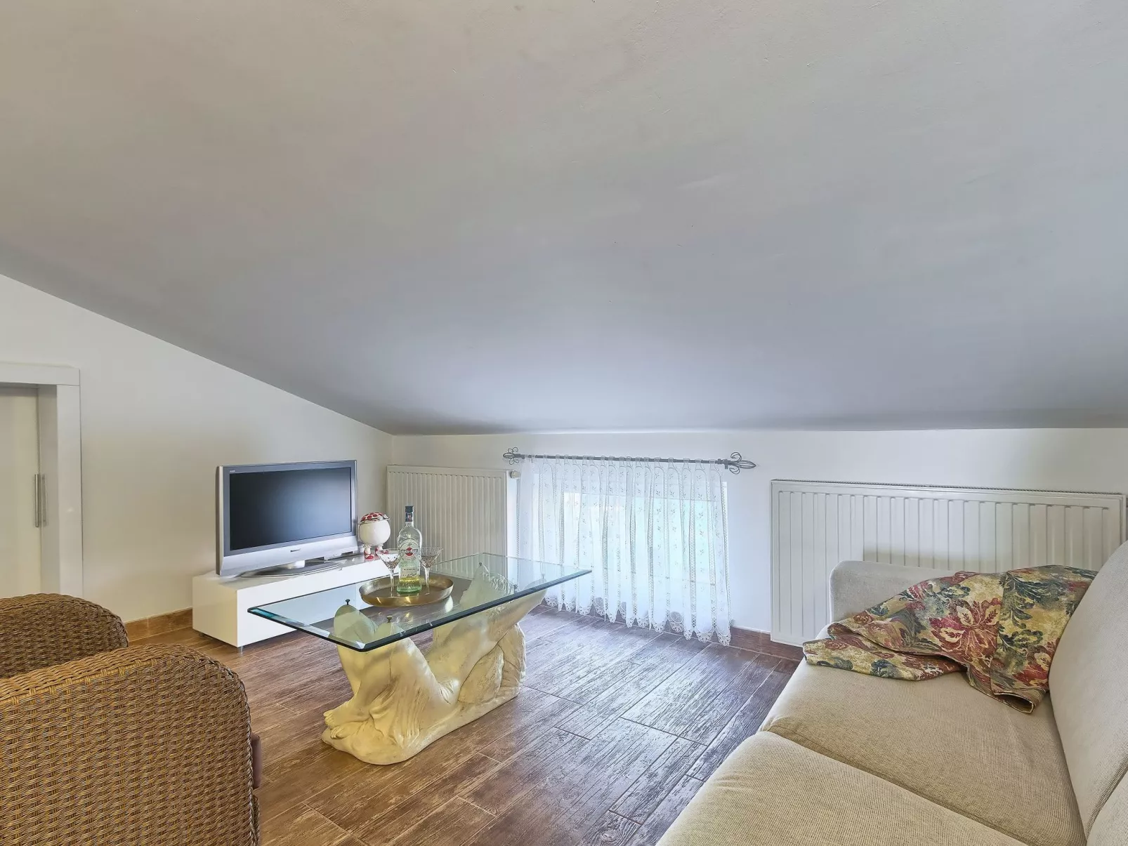 Geräumige Ferienwohnung für vier Personen mit Balkon und Meerblick-Inside