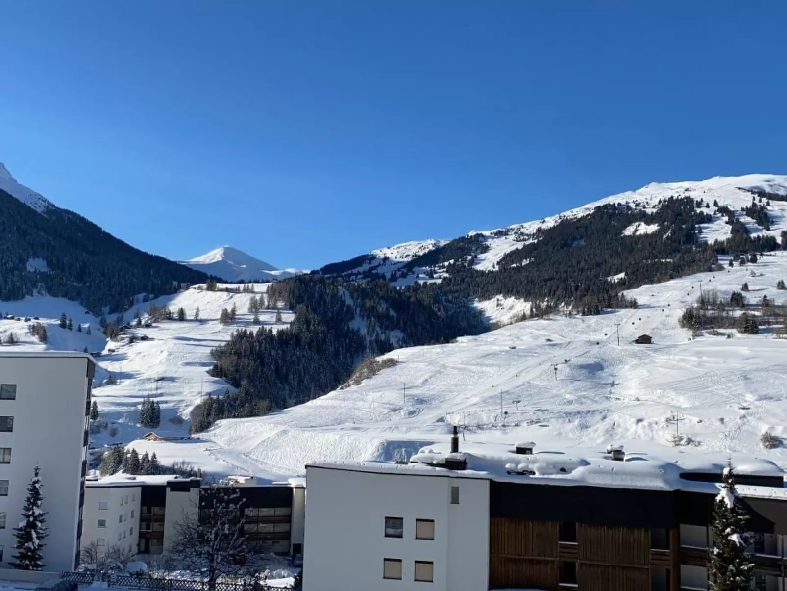 Grosszügige Dachwohnung mit Aussicht-Draußen