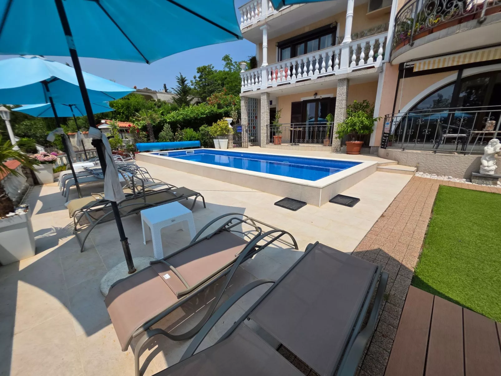 Appartement mit Balkon - gemeinsamer Pool und Terrasse-Draußen