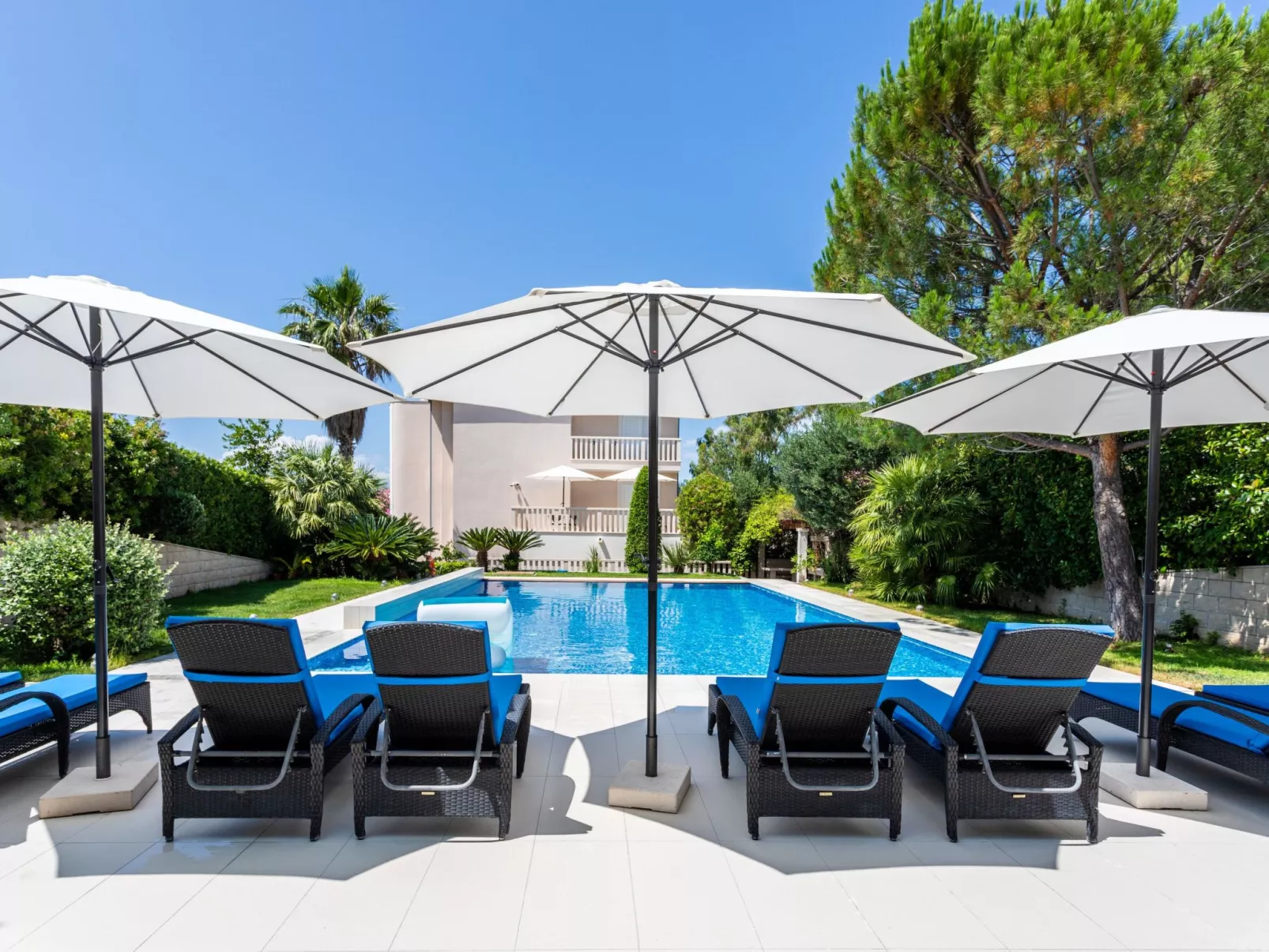 Luxuriöse Ferienwohnung mit Poolblick-Outside