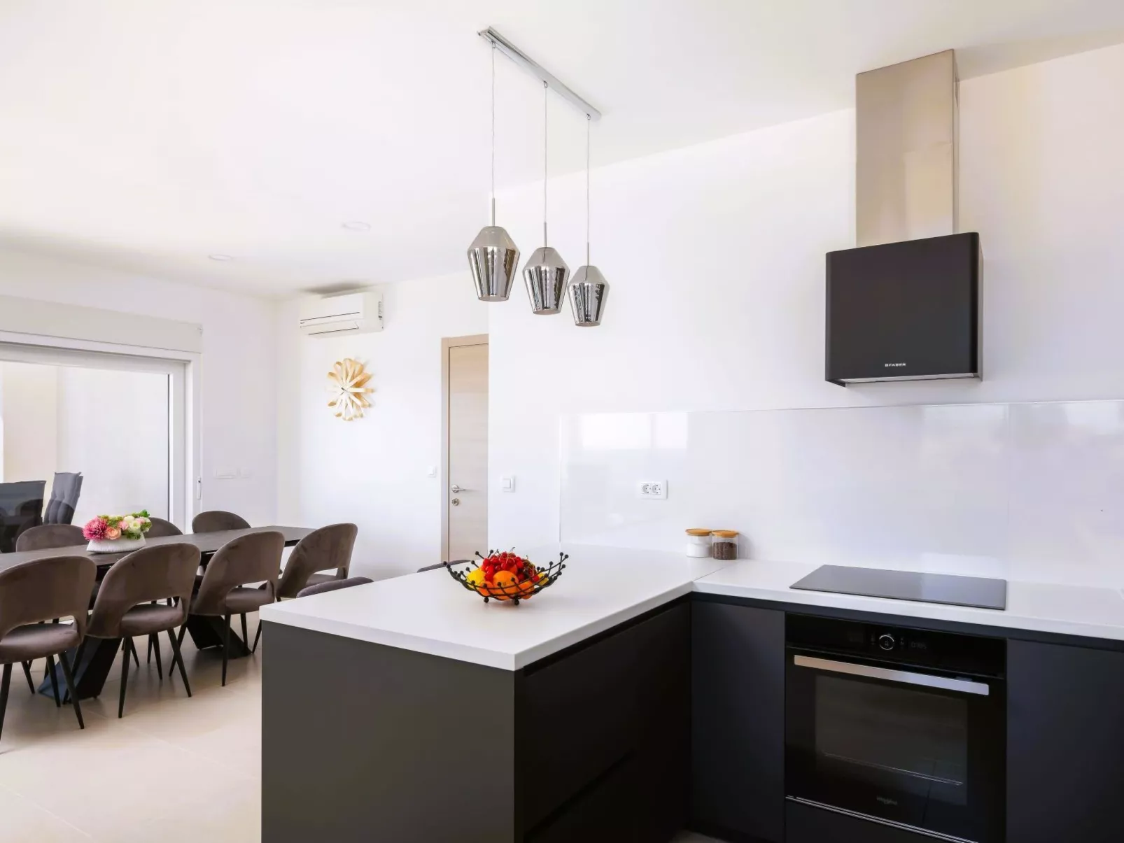 Luxuriöse Villa Dolce Vita direkt am Meer mit privatem Pool und Parkplatz-Drinnen