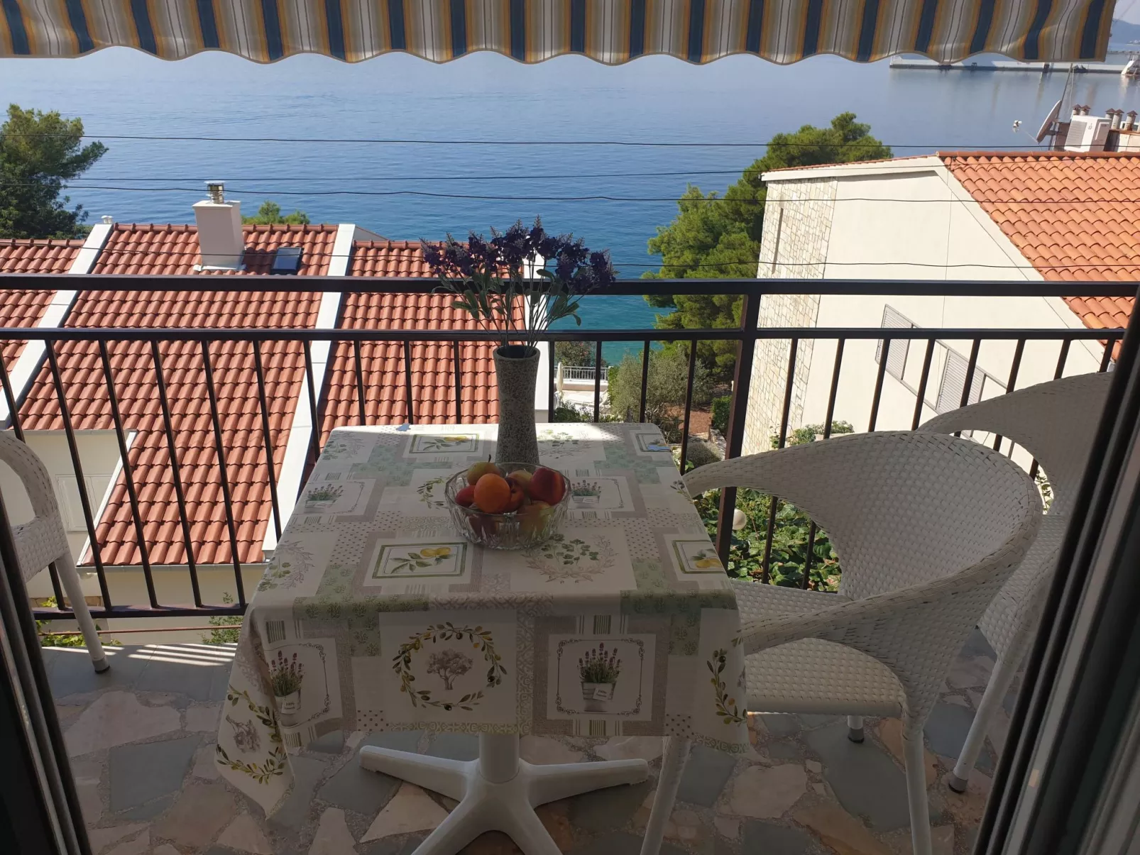 Für vier Personen, mit einem Balkon-Draußen