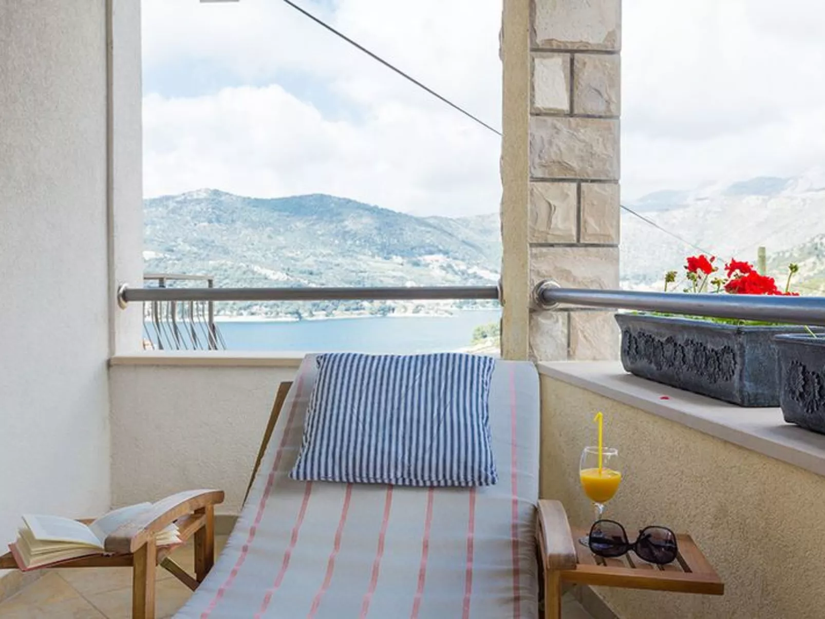 Mélanie B im ersten Stock einer Villa am Strand - Inside