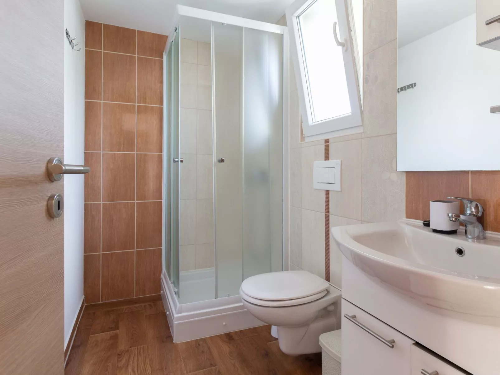 Mobilheim mit Privatparkplatz-Drinnen