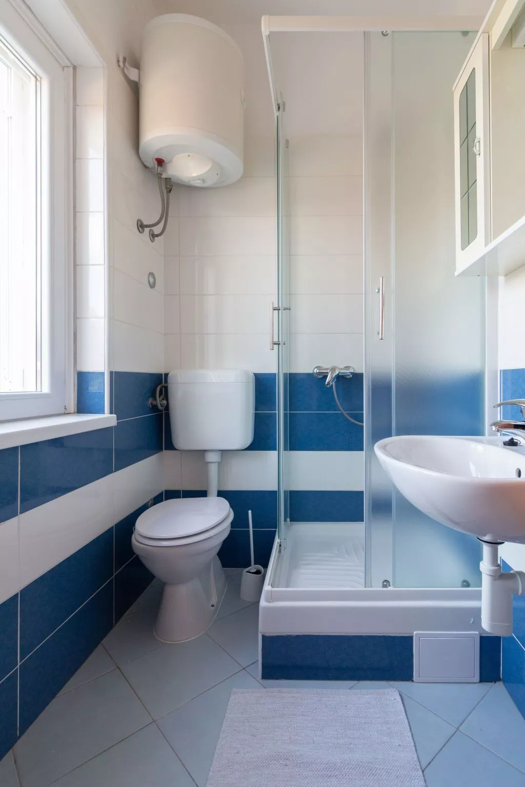 Mit Blick auf das Wasser-Drinnen