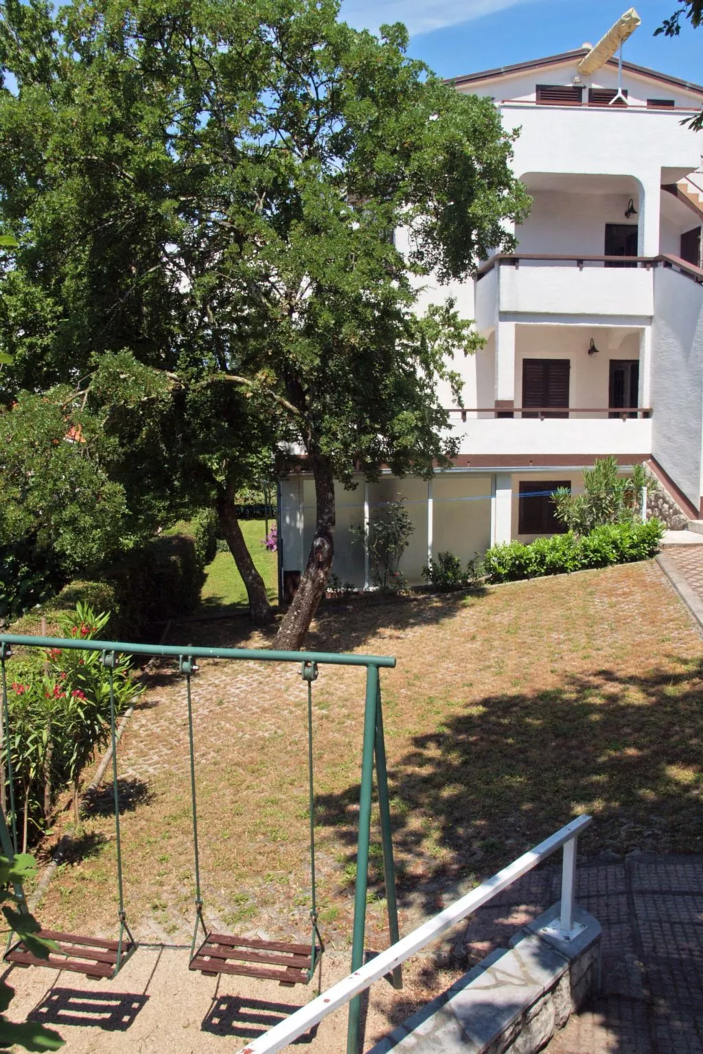 Mit einer überdachten Terrasse-Draußen