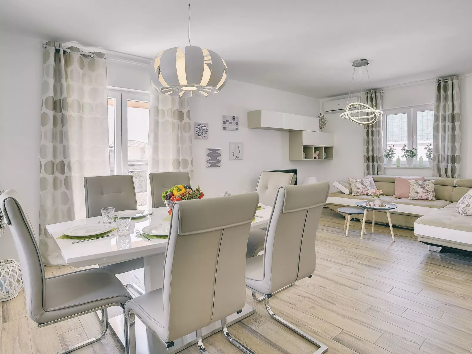 Ferienvilla mit Garten, Grill und Terrasse-Inside