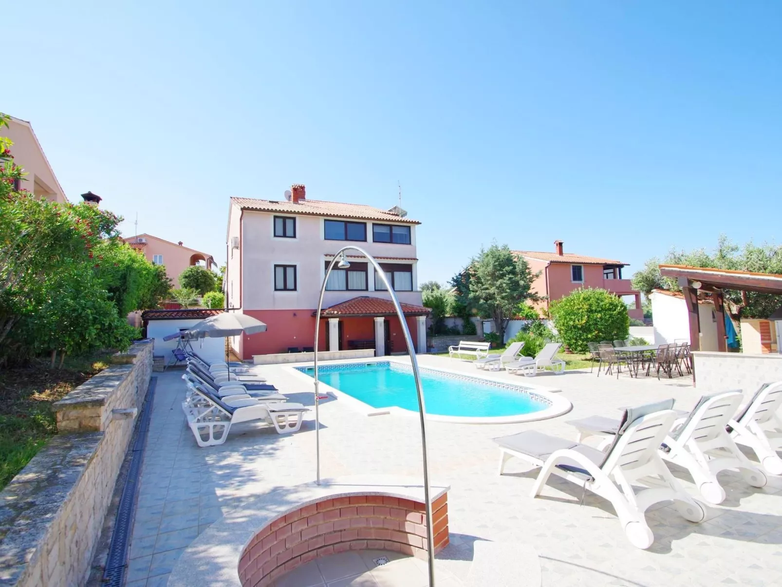 In Banjole mit Gemeinschaftspool-Outside