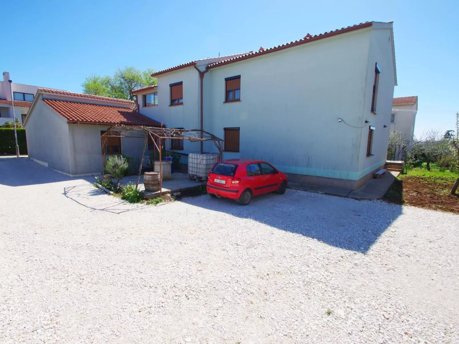 Geräumige Wohnung mit schöner Terrasse und Garten-Image-tags.info