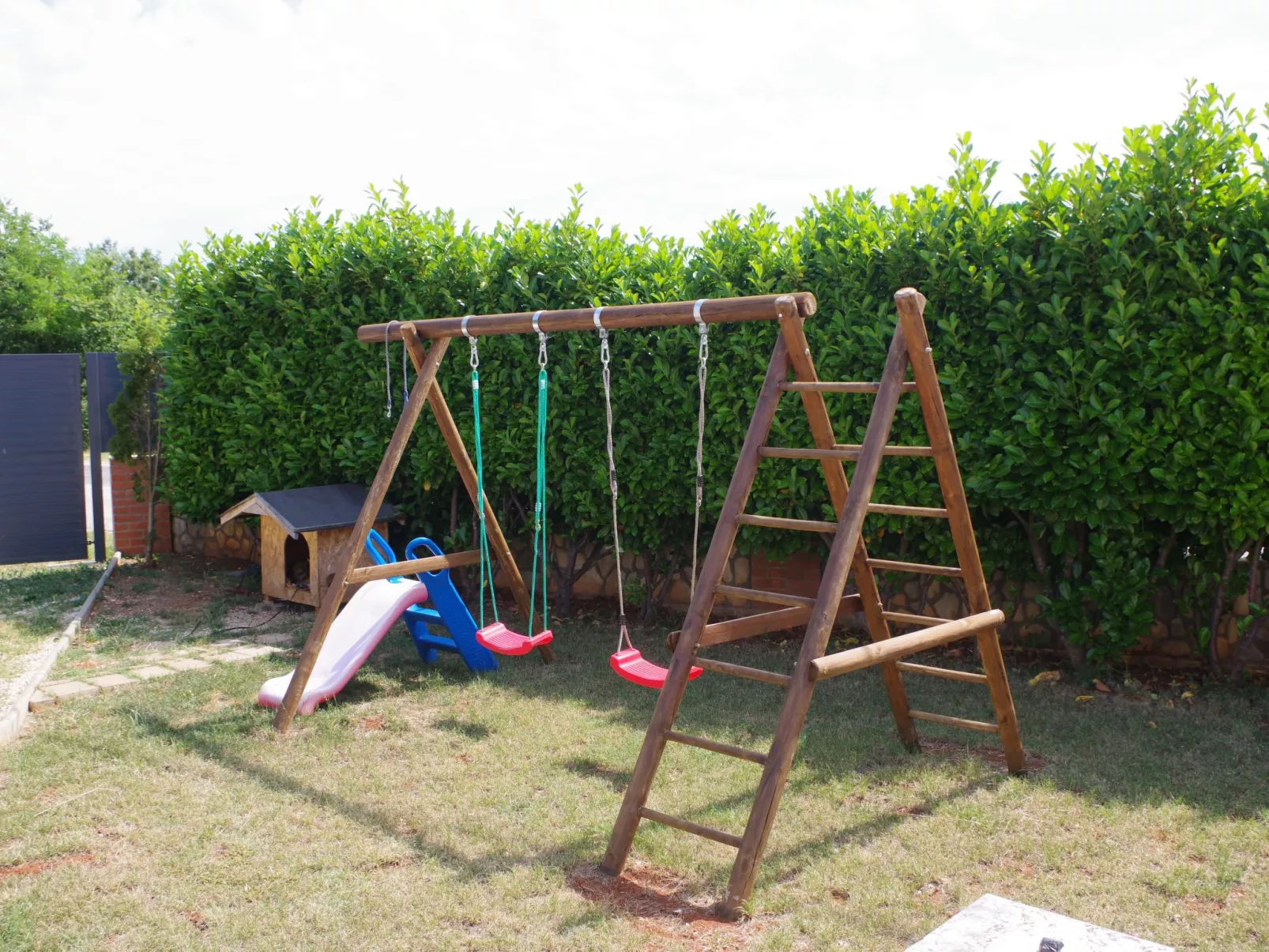 Geräumiges Ferienhaus mit 4 Schlafzimmern und privatem Pool-Draußen