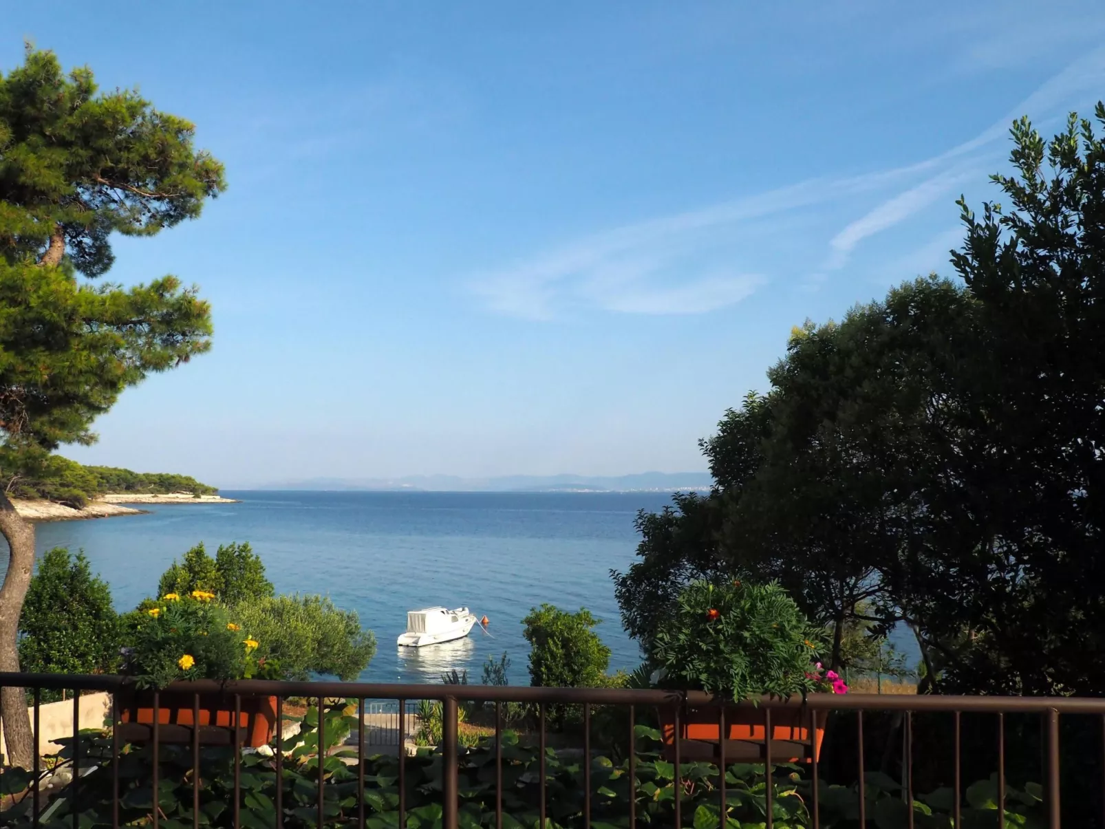 Strandnahe Ferienwohnung mit großer Terrasse-Draußen