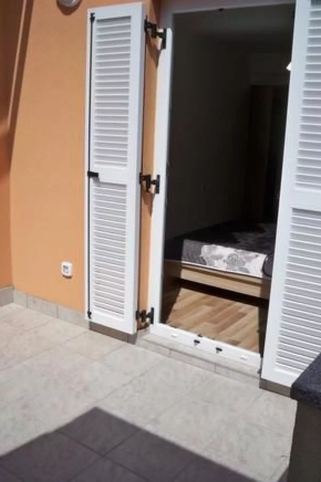 Wohnung mit Blick auf das Wasser-Draußen