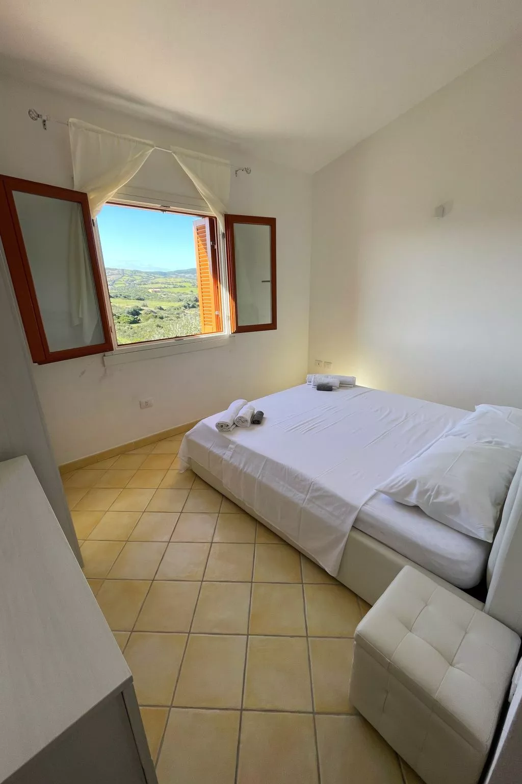 Schöne Wohnung mit Blick auf den Pool-Drinnen