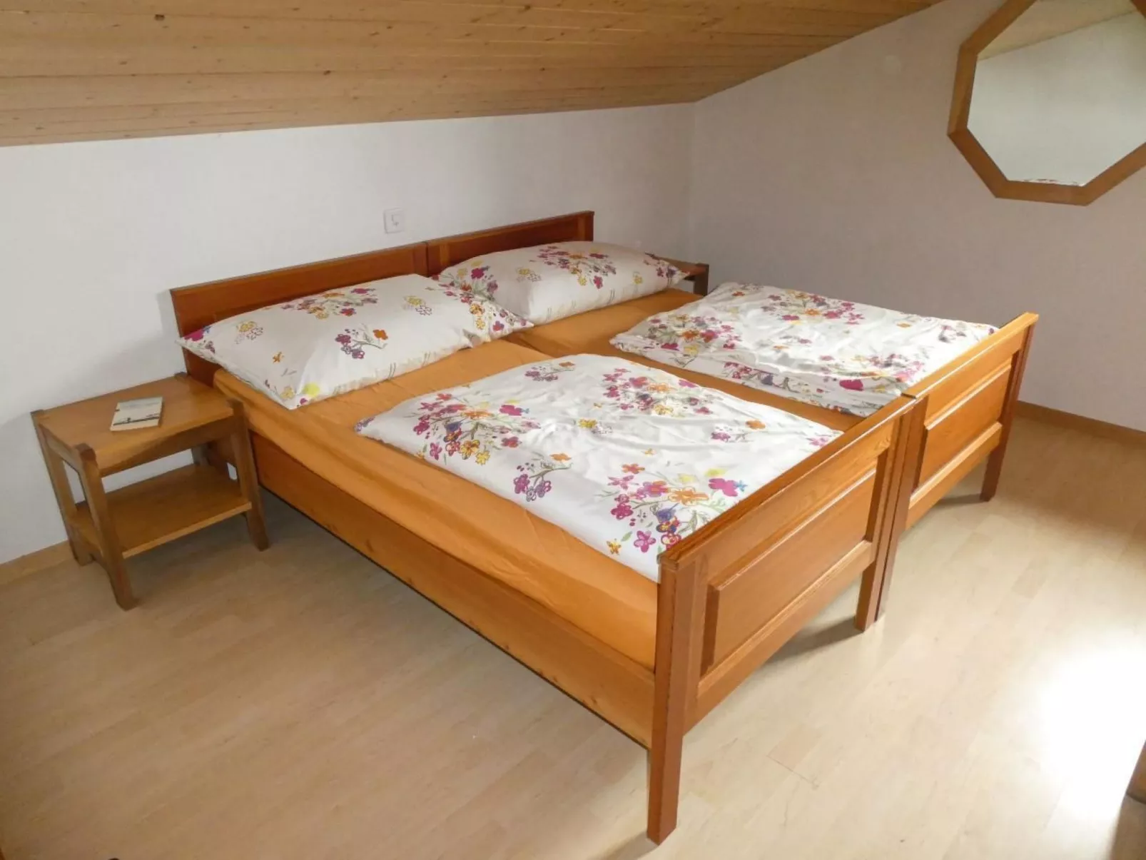 Alphütte Murmolta auf der Sonnenterrasse im Wallis-Drinnen