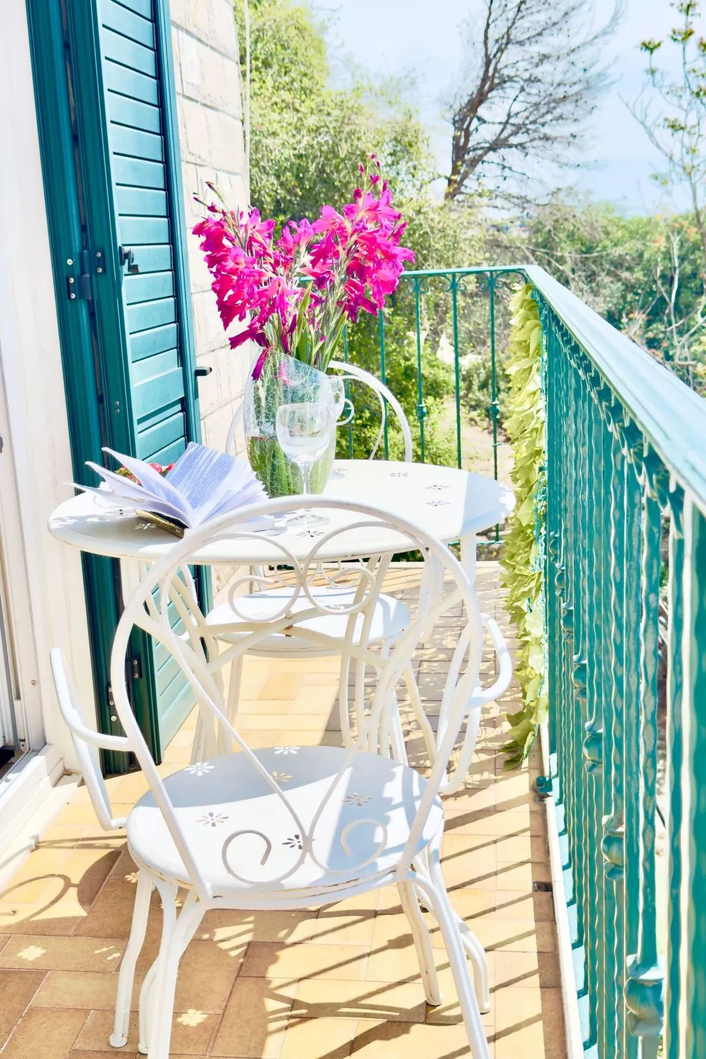 Villa mit Blick auf das Wasser-Draußen