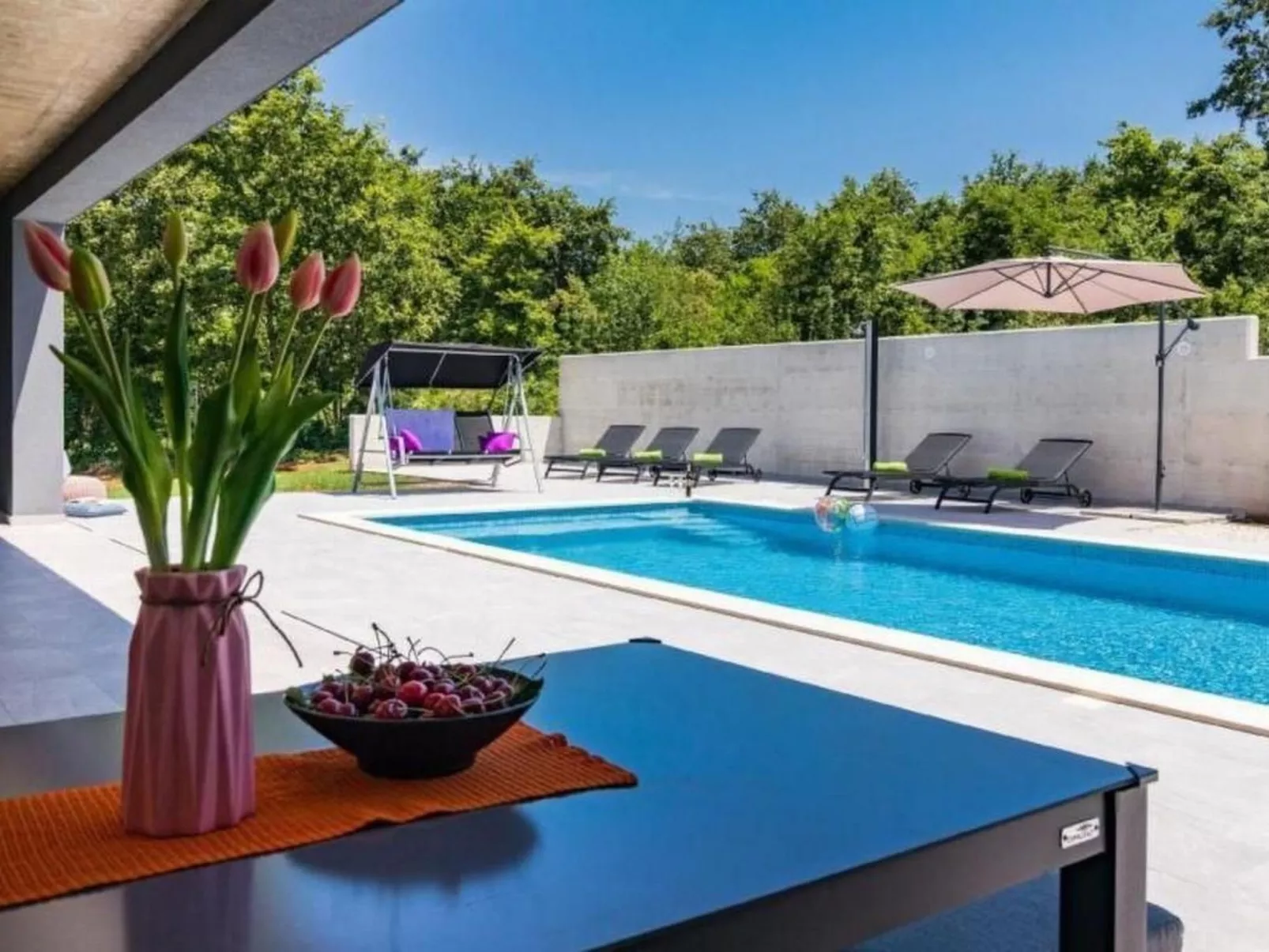 Villa Sanivaro mit beheiztem Pool und Whirlpool-Outside