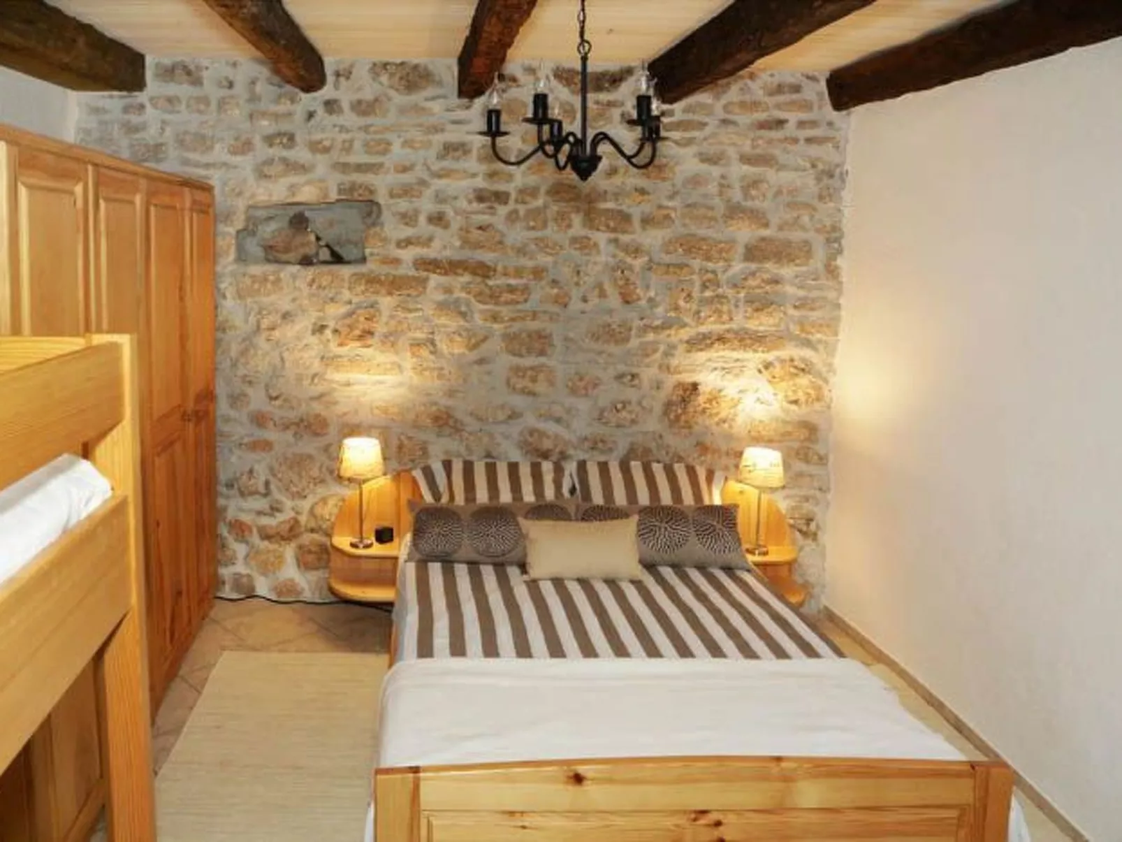 Typisch istrisches Steinhaus mit Grill und Garten-Inside