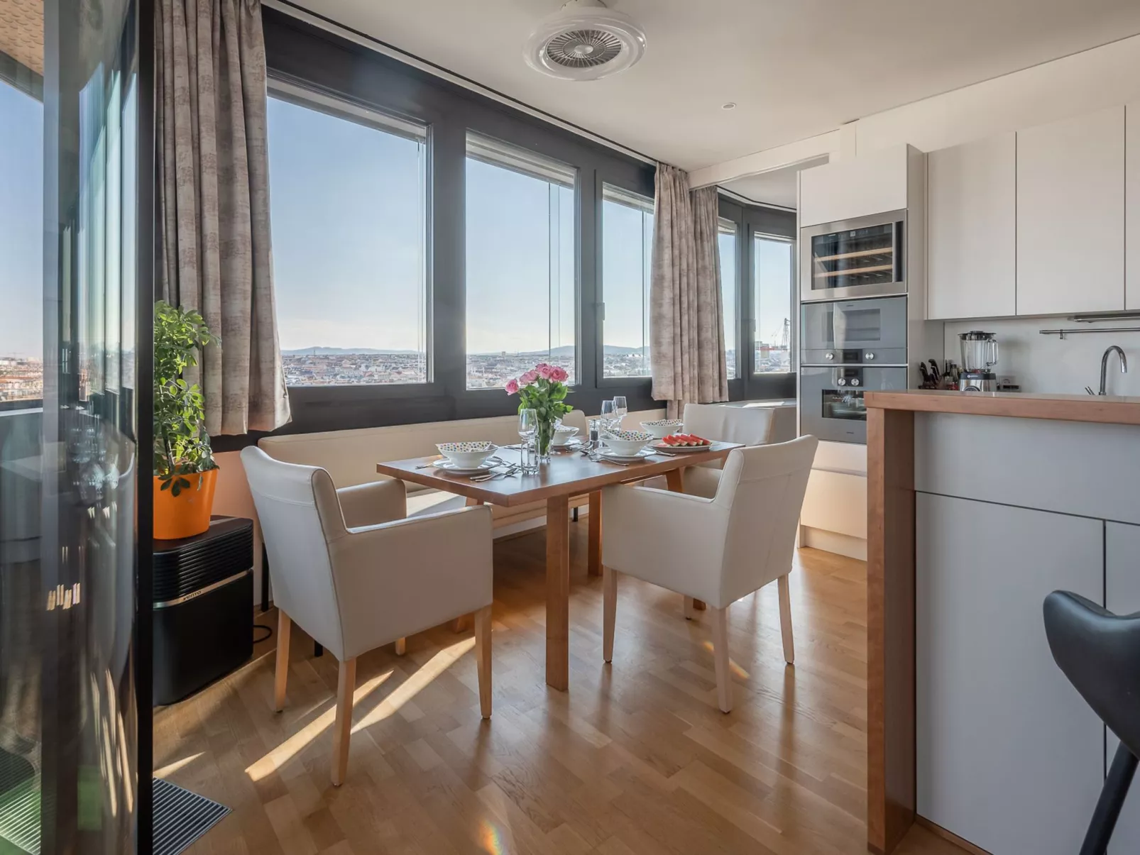 Skyflats Sun View-Drinnen