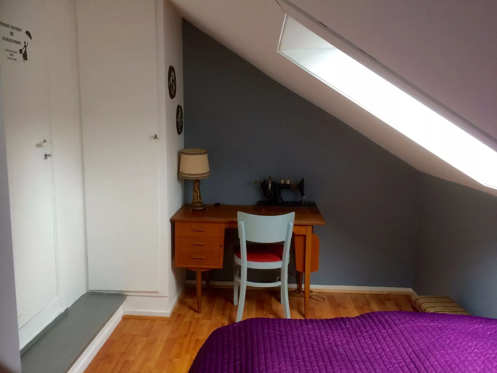 Mit Blick auf das Wasser-Dedans