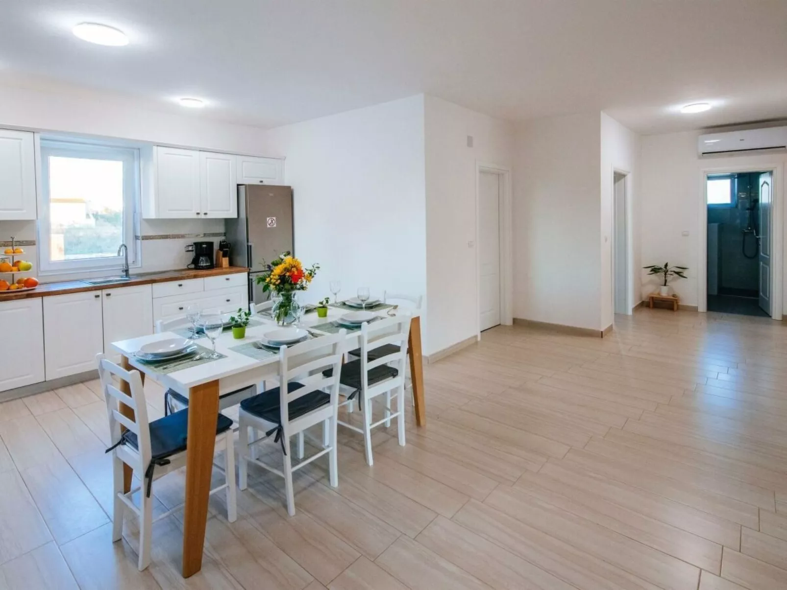 Ana Dreams - von TA Leut Agency-Inside