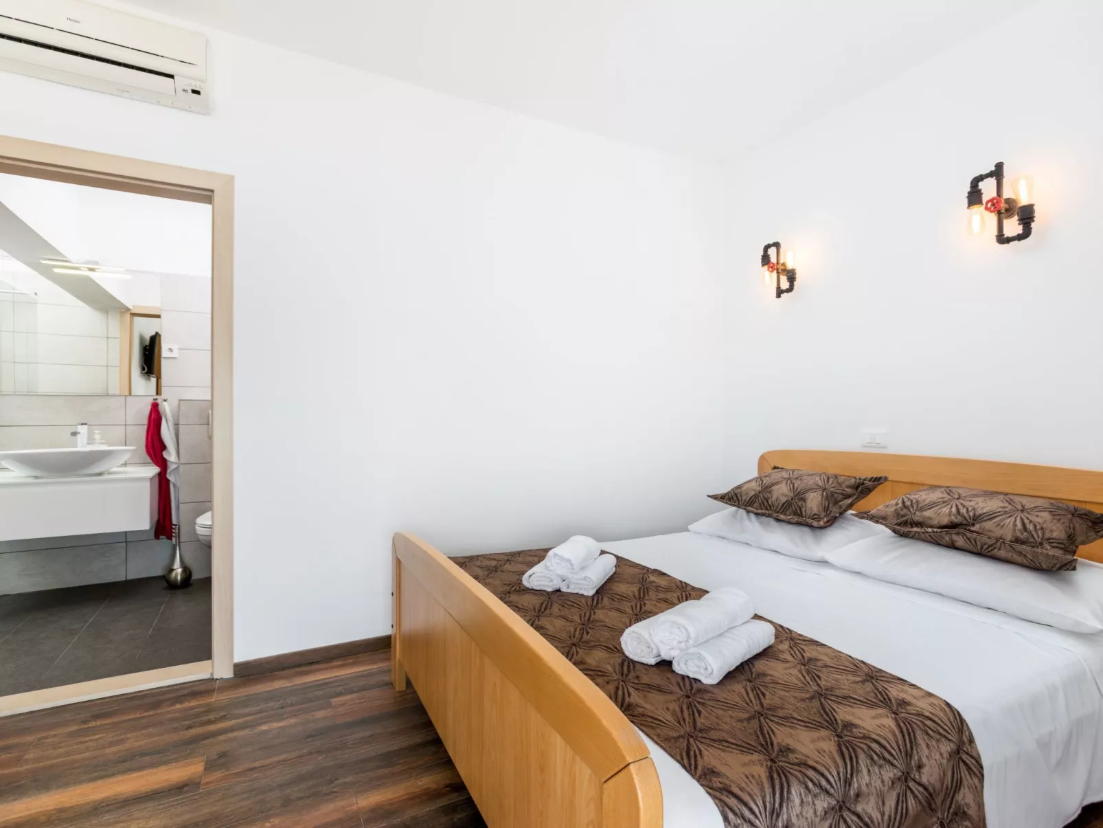 Seaside Villa Lara mit beheiztem Swimmingpool-Image-tags.info