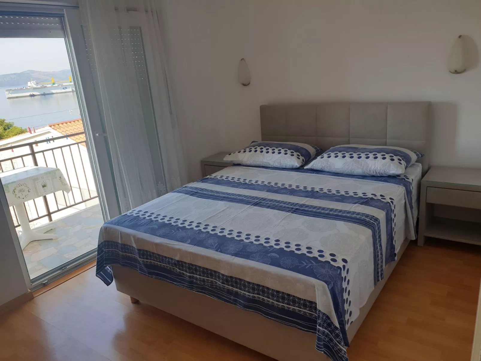 Für vier Personen, mit einem Balkon-Drinnen