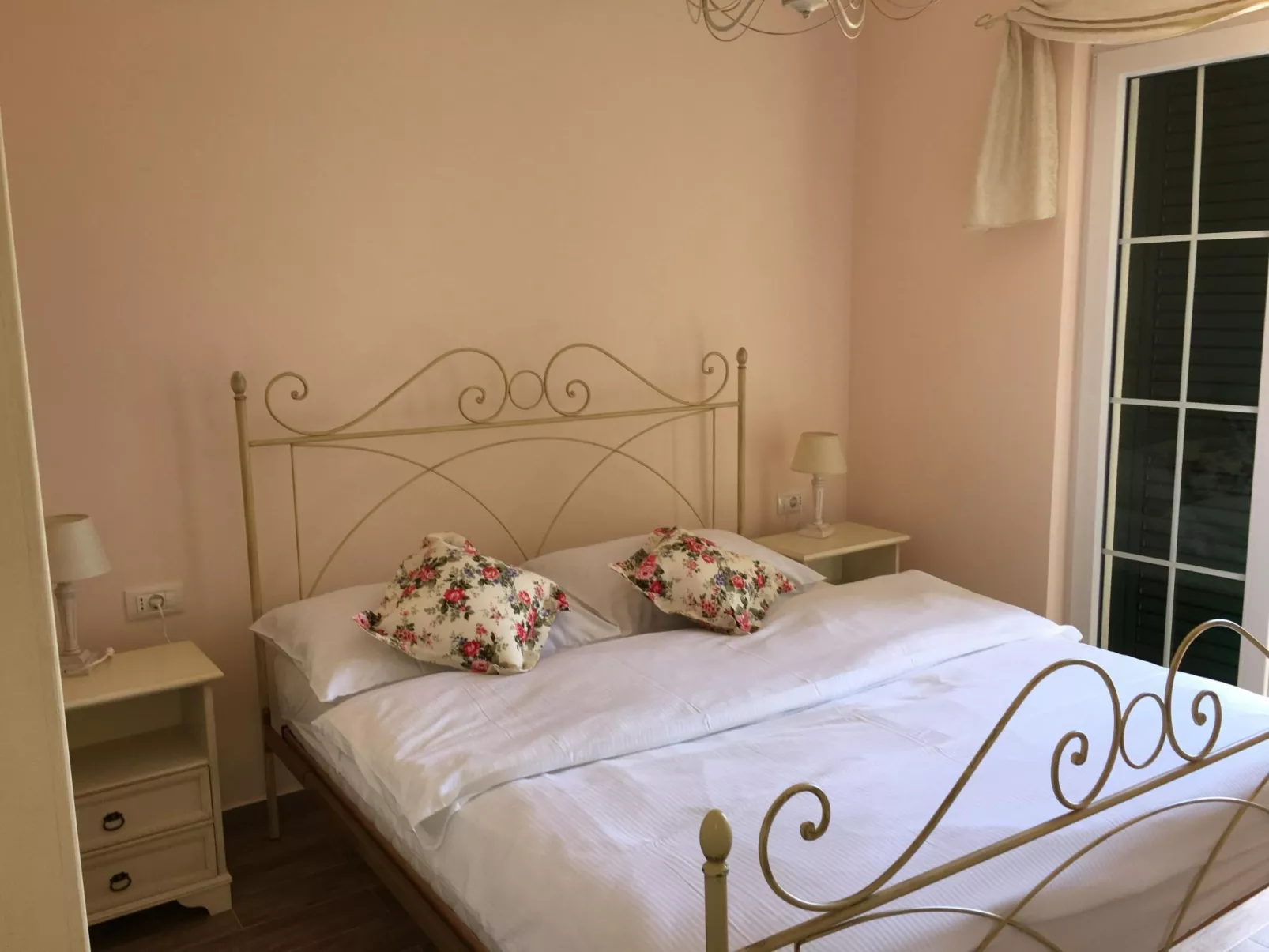 Appartement in Stoja mit Möbliertem Balkon-Dedans