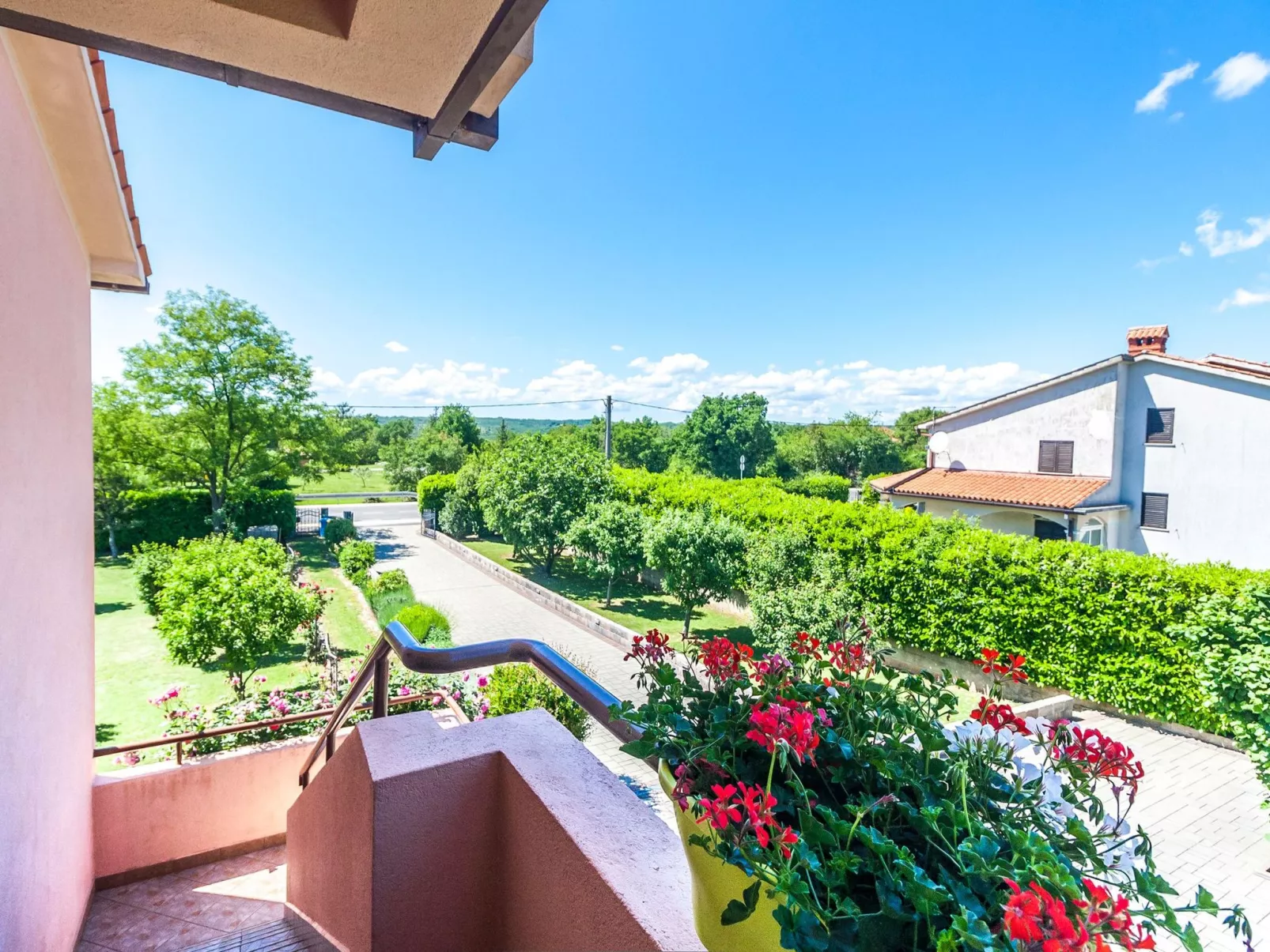 Vollständig freistehendes Haus mit schönem Garten-Dehors
