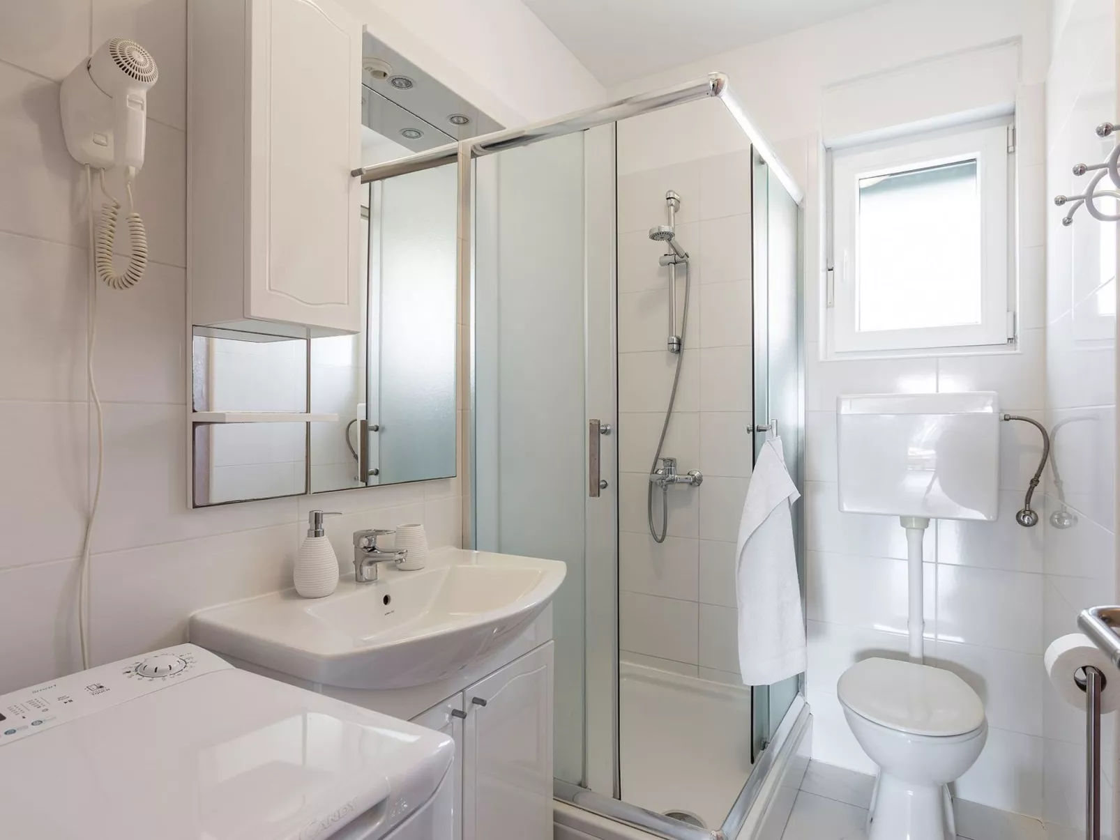 In Pula und Nah am Strand-Drinnen