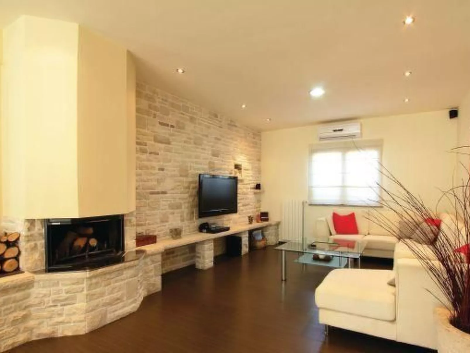 Luxuriöse Villa mit riesigem Olivenbaum-Garten, Sonnenterrasse, großem Pool und-Drinnen