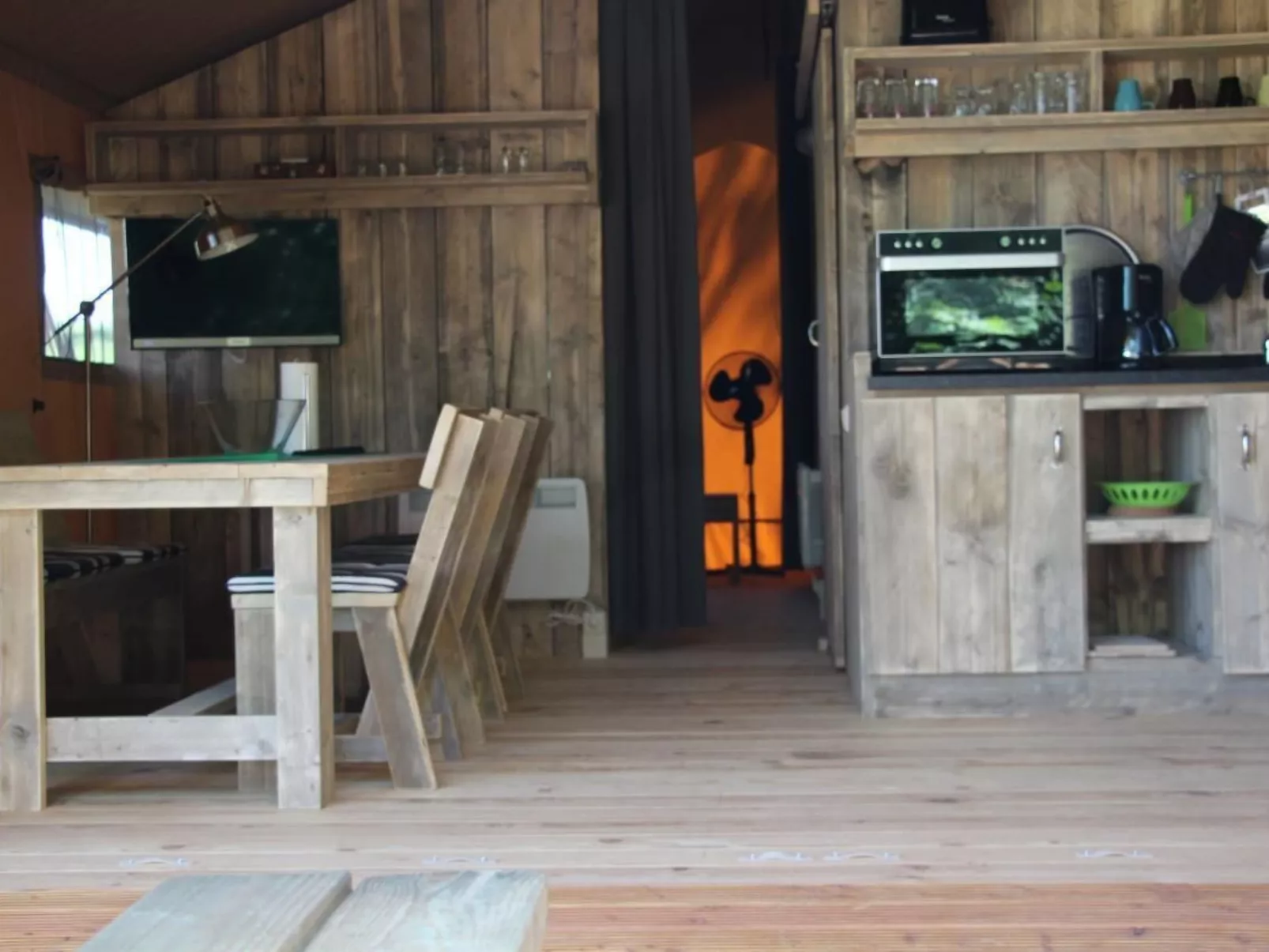 Gemütliches Safarizelt mit Grill und Garten-Inside